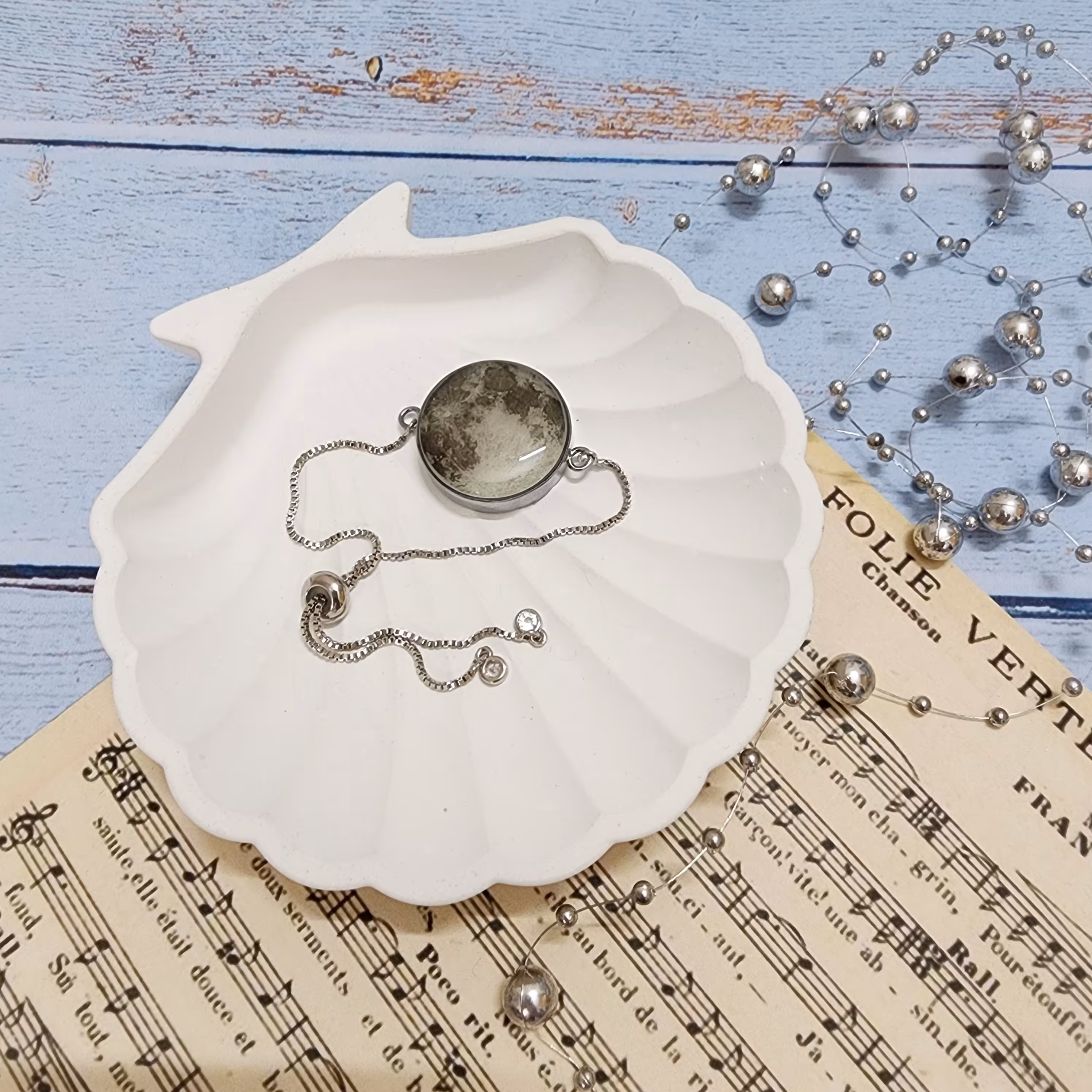 دستبند ماه شبتاب با رنگ شبتاب دلخواه و زنجیر قابل تنظیم