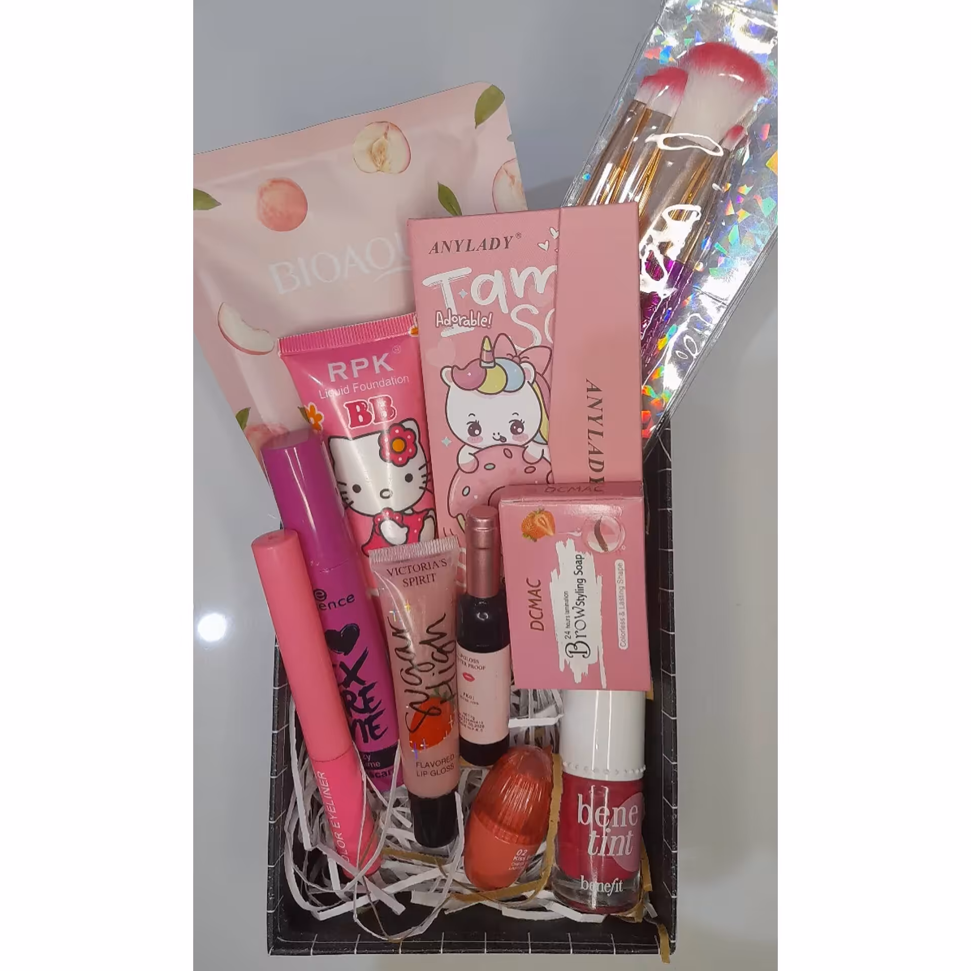 پک هدیه لوازم آرایشی صورتی . باکس هدیه آرایشی
