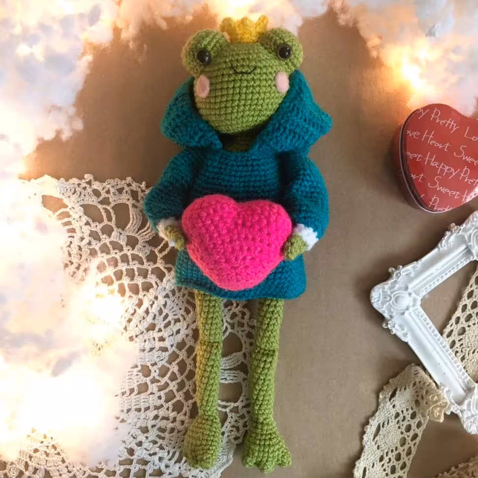 عروسک بافتنی ملکه ی قورباغه ها