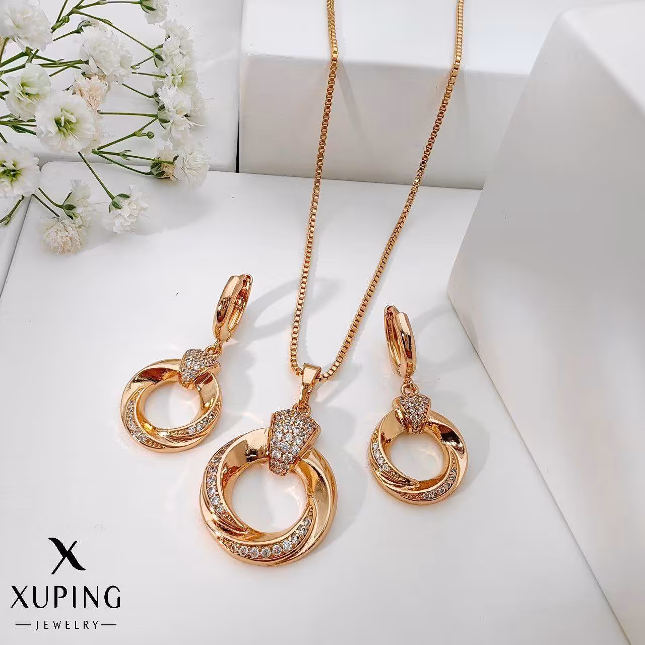 نیم ست مارک ژوپینگ طلایی همراه با نگین