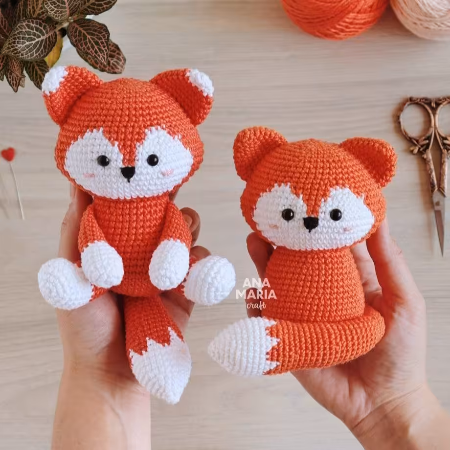 عروسک دستبافت روباه با سایز  تقریبی 25 سانت و قابل سفارش در رنگبندی دلخواه قیمت درج شده مربوط به یک عروسک است 