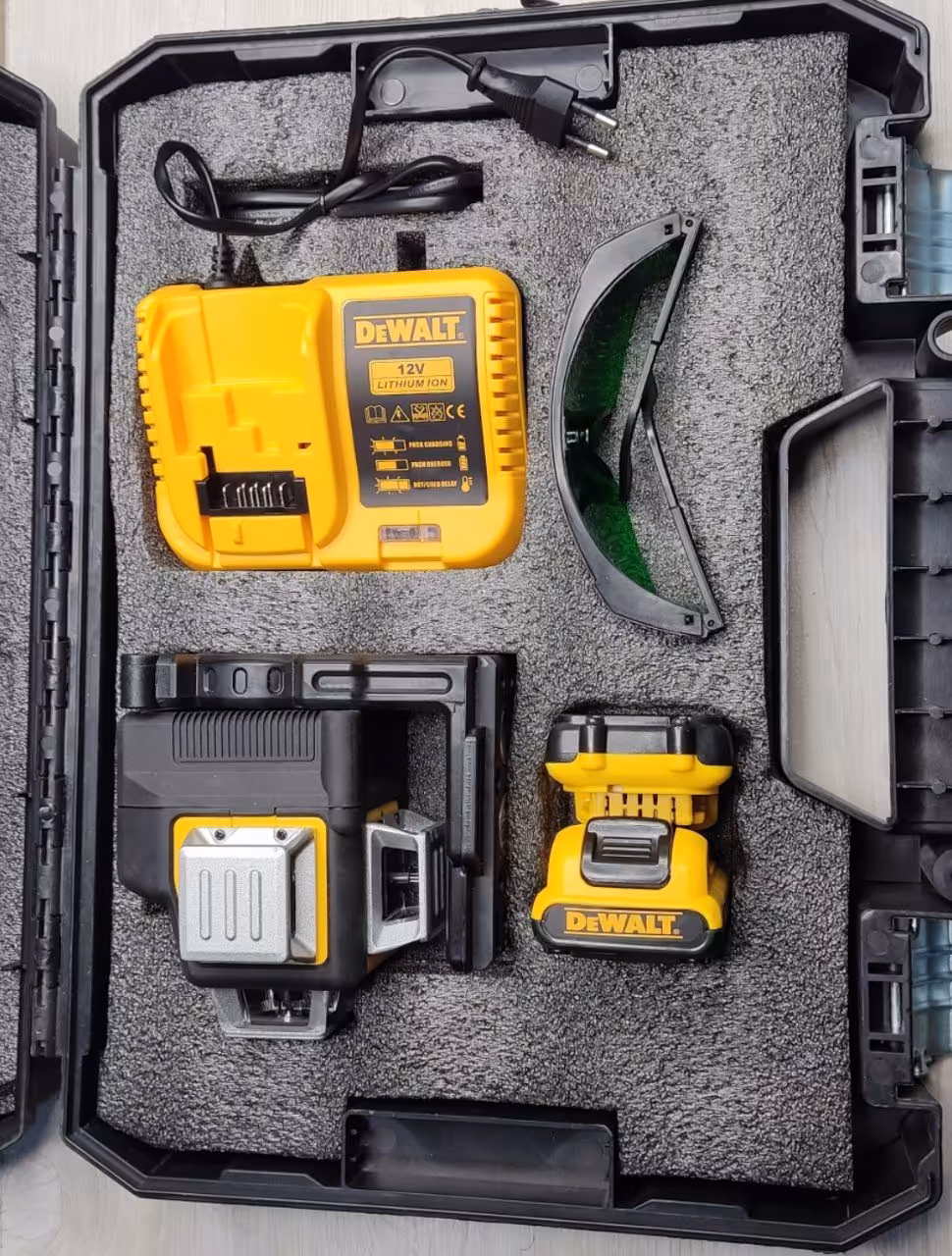 تراز لیزری طرح دیوالت نور سبز 360 درجه