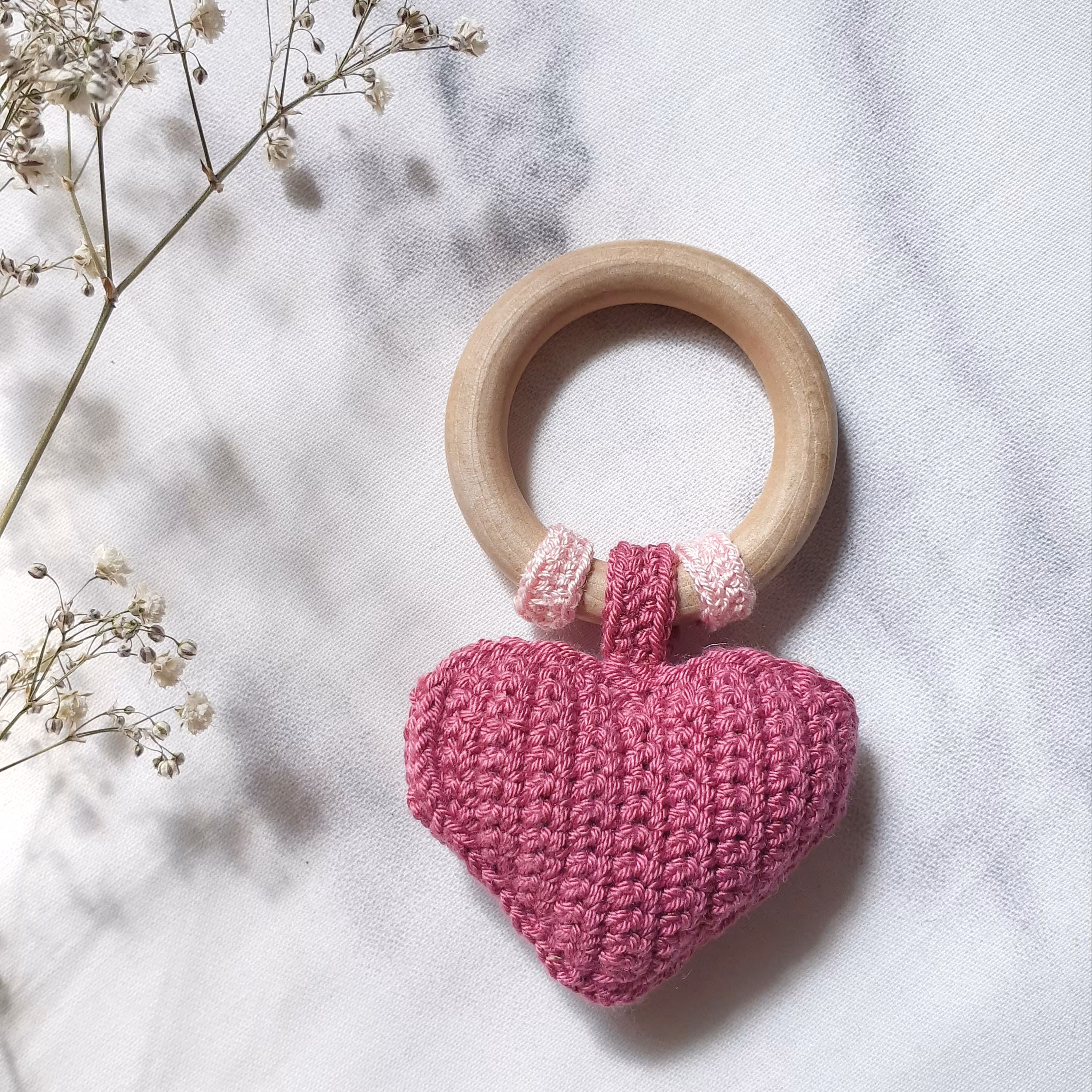 جغجغه و دندان گیر قلبی دست بافت سیسمونی