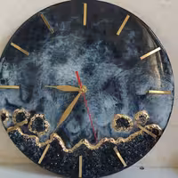 ساعت رزینی، با موتور آرام گرد، سیاه رنگ، طرح دریا با عقربه و جای اعداد طلایی 