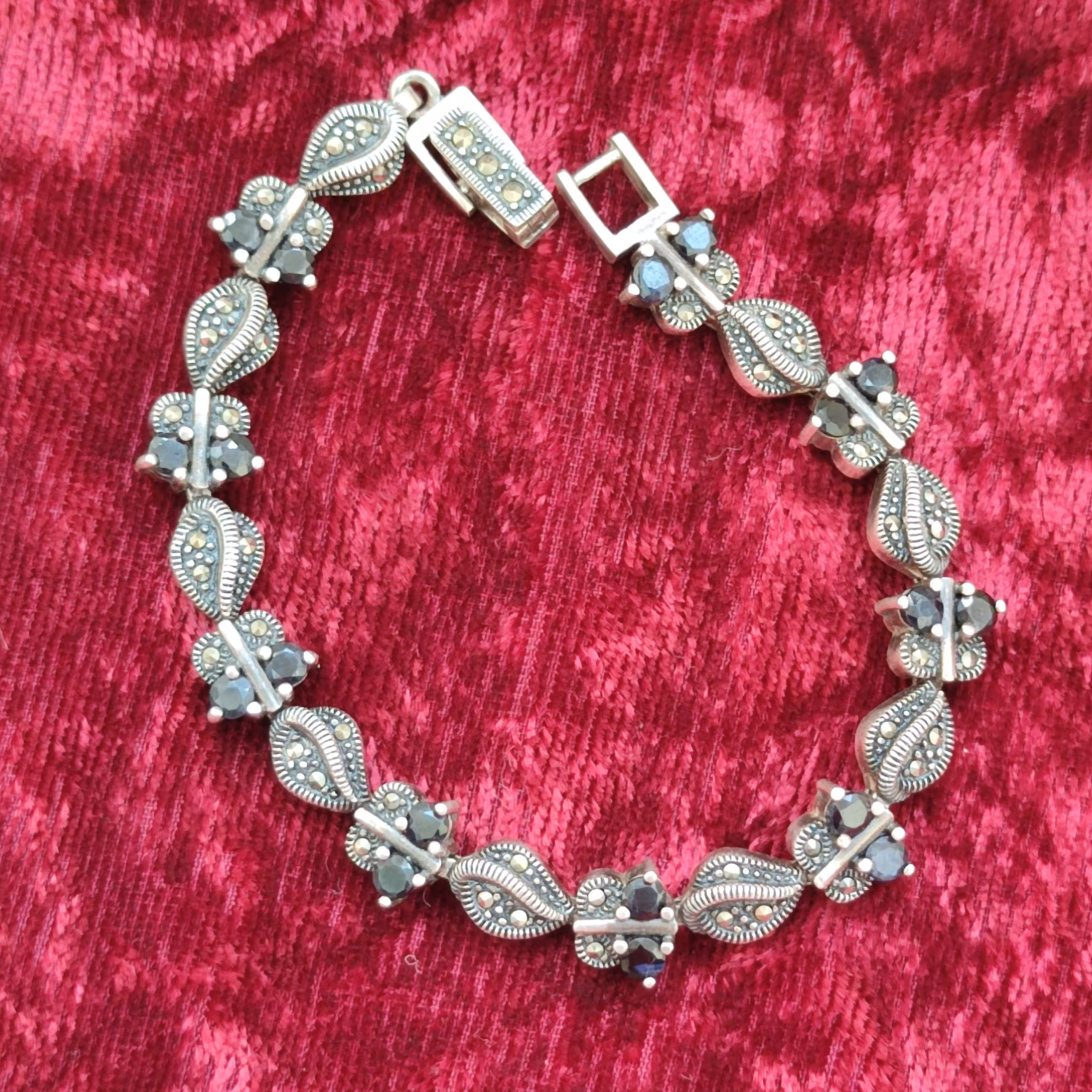 دستبند نقره زنانه با سنگ های یاقوت کبود اصلی و مارکازیت