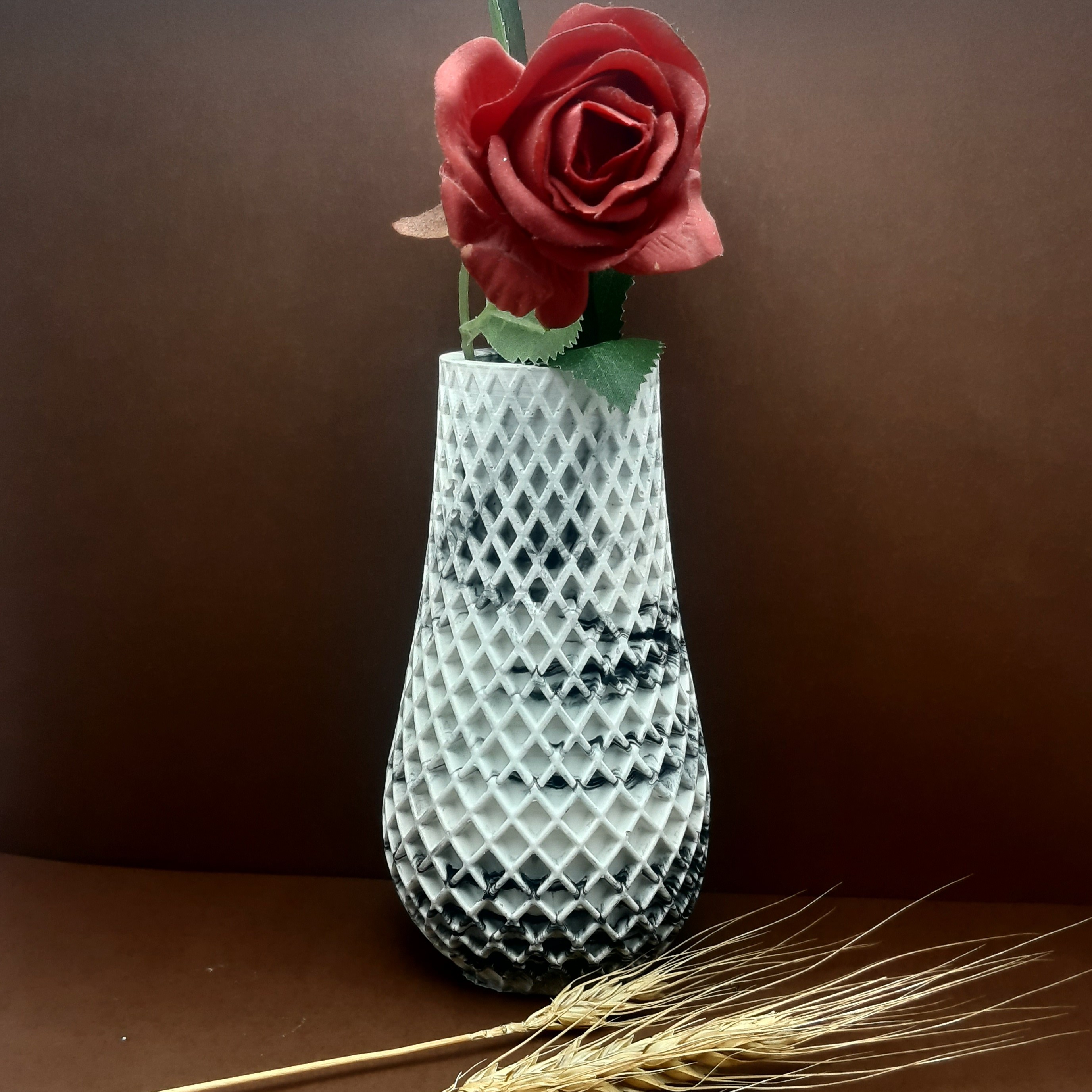 اکسسوری بتنی و سنگ مصنوعی ...گلدان زنبوری بزرگ دارای وزن 570 گرم و ارتفاع 15 سانتی متر و قطر دهنه 4 سانتی متری 