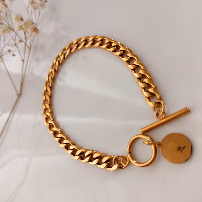 دستبند کارتیر  طلایی با قفل تی و پلاک الیزابت جنس استیل و رنگ ثابت و بدون حساسیت