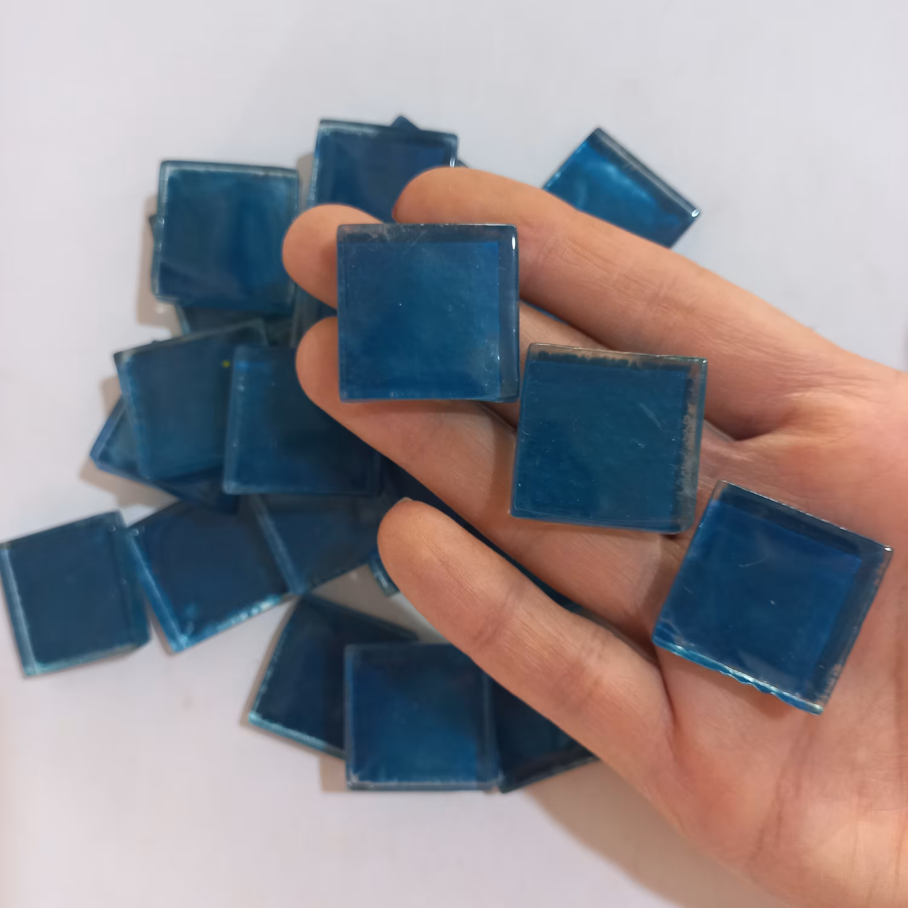 کاشی شیشه ای رنگ آبی 2.5سانتیمتری مخصوص هنر موزاییک
