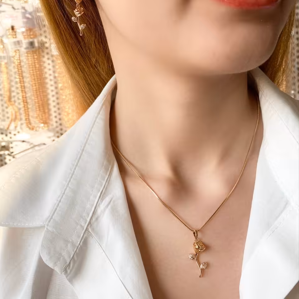 نیم ست گل رز آویز و یک جفت گوشواره