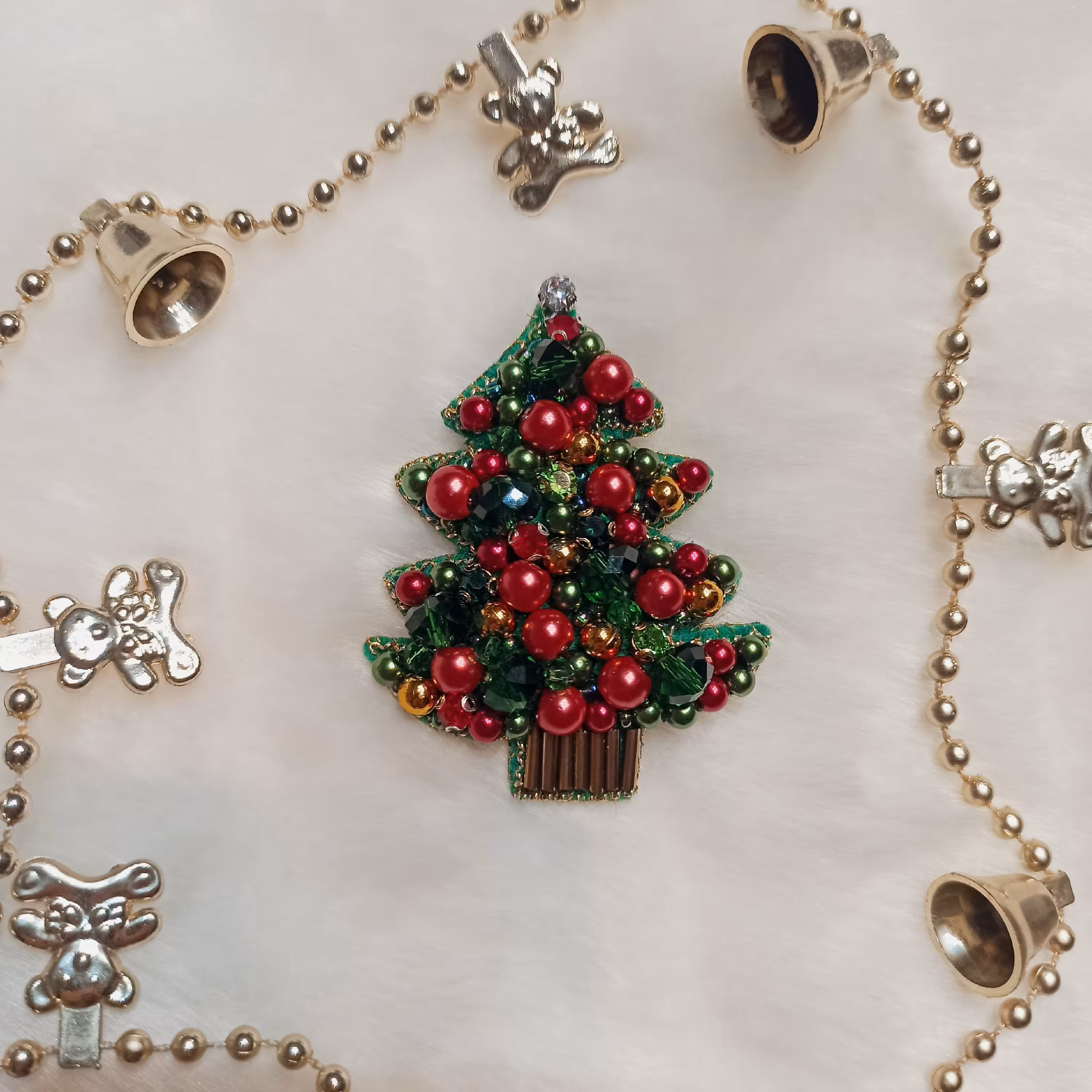 سنجاق سینه جواهر دوزی طرح(درخت صنوبر)و پشت تماماً چرم و به رنگی که در تصویر  میبینید میباشد.