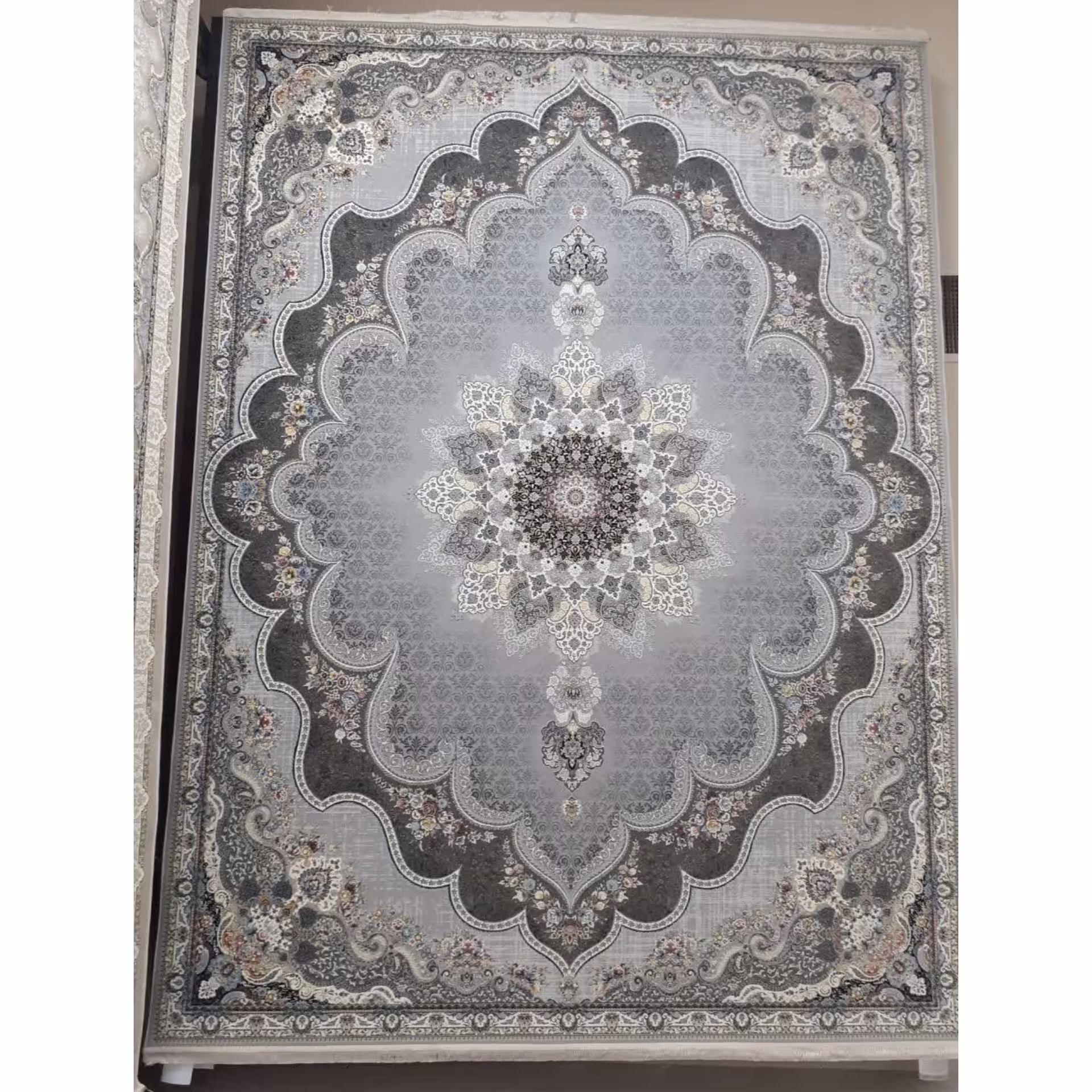 فرش ماشینی 1500 شانه گل برجسته اصل تراکم 4500 طرح بهدیس زمینه سیلور 12 متری جنس اکرولیک