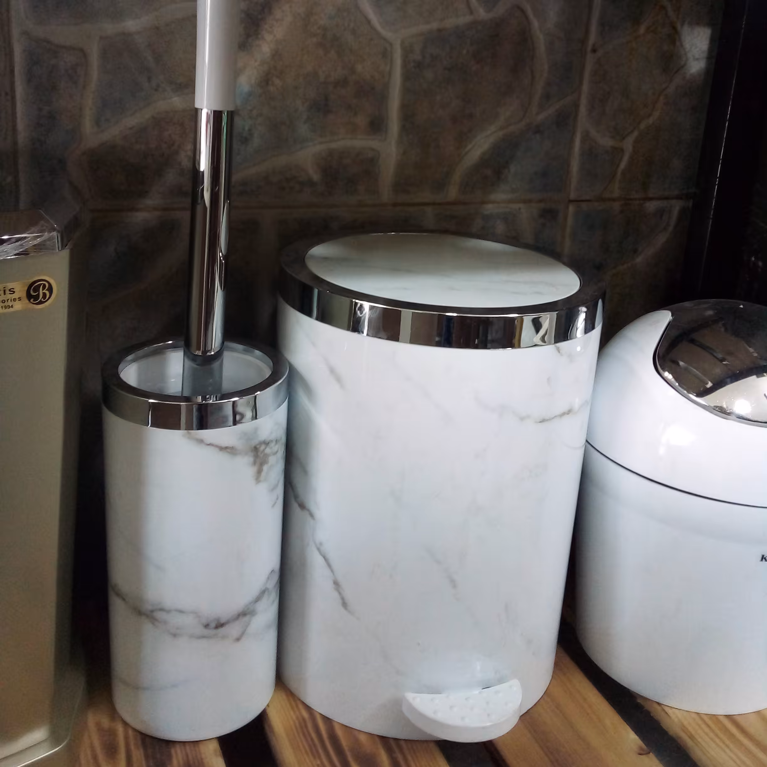 سطل وبرس روشاسفیدکروم(ارسال تیپاکس پس کرایه)