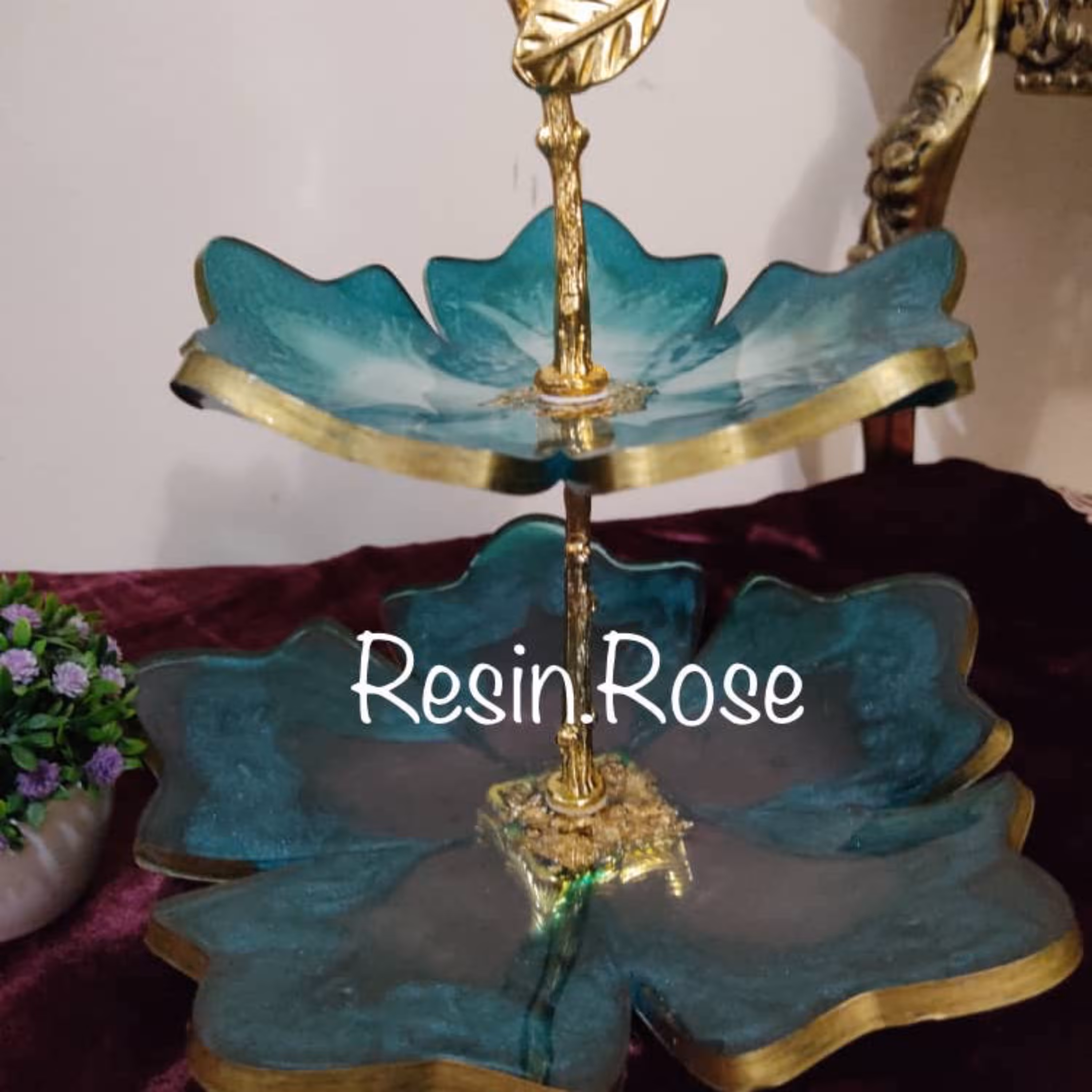 شیرینی خوری دو طبقه رزینی پایه دار 