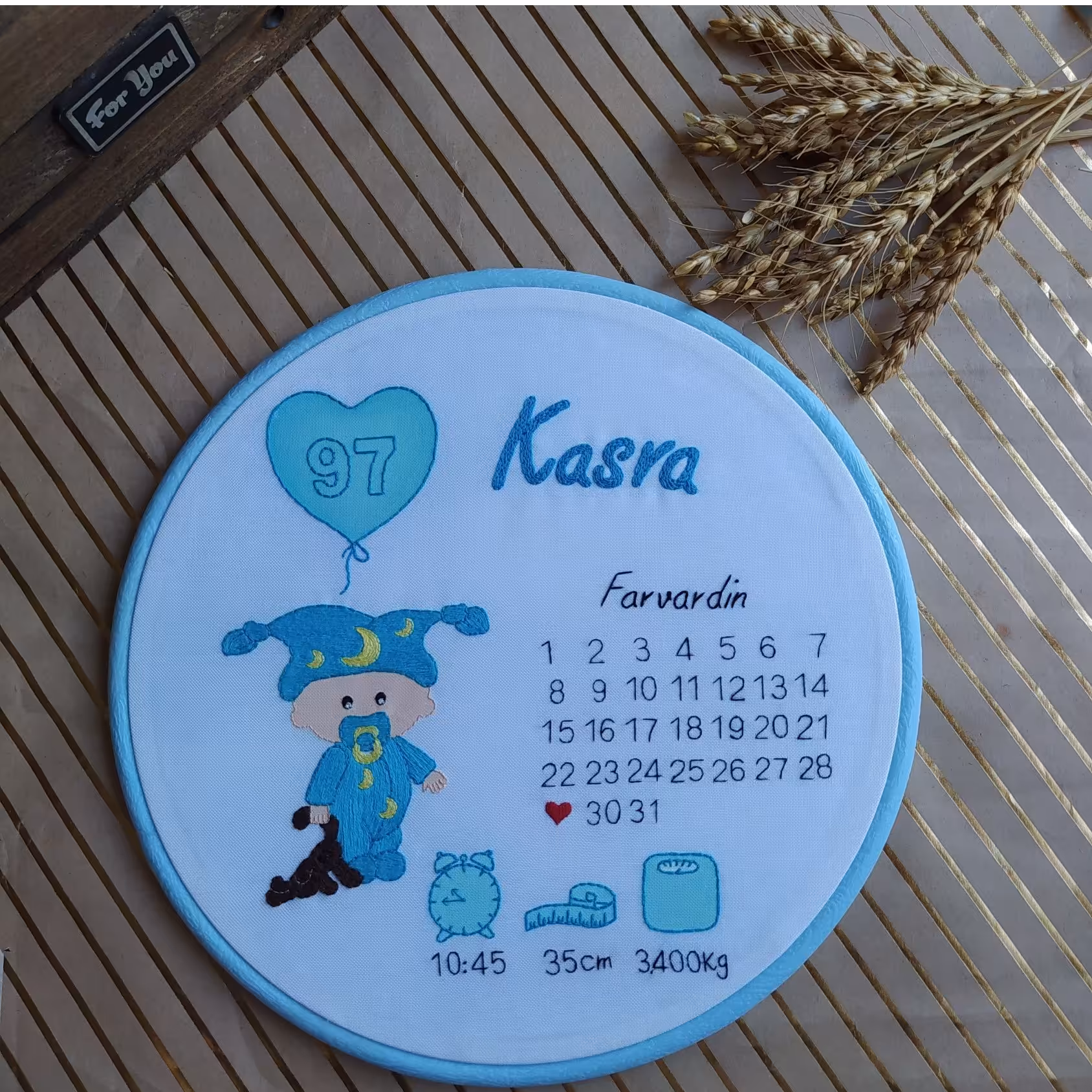 دیوارکوب گلدوزی طرح نوزاد پسرانه دیوار کوب  برای اتاق کودک 