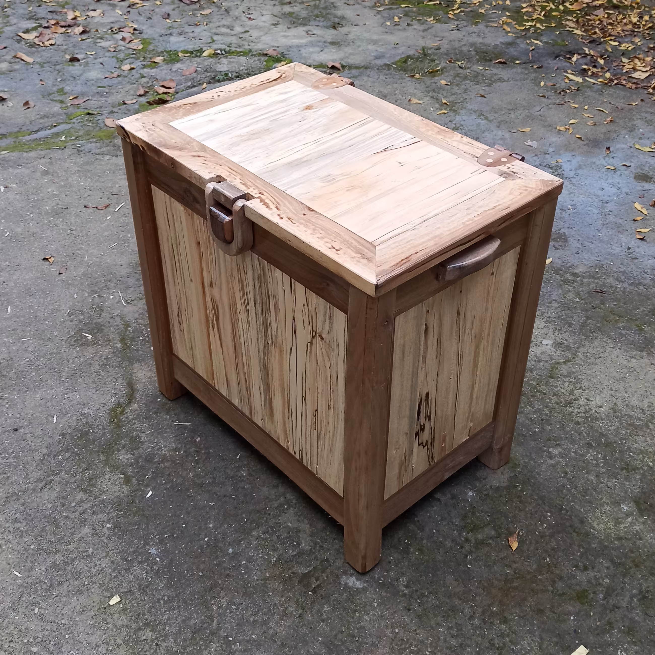 صندوقچه بزرگ چوبی با رنگ طبیعی چوب گردو