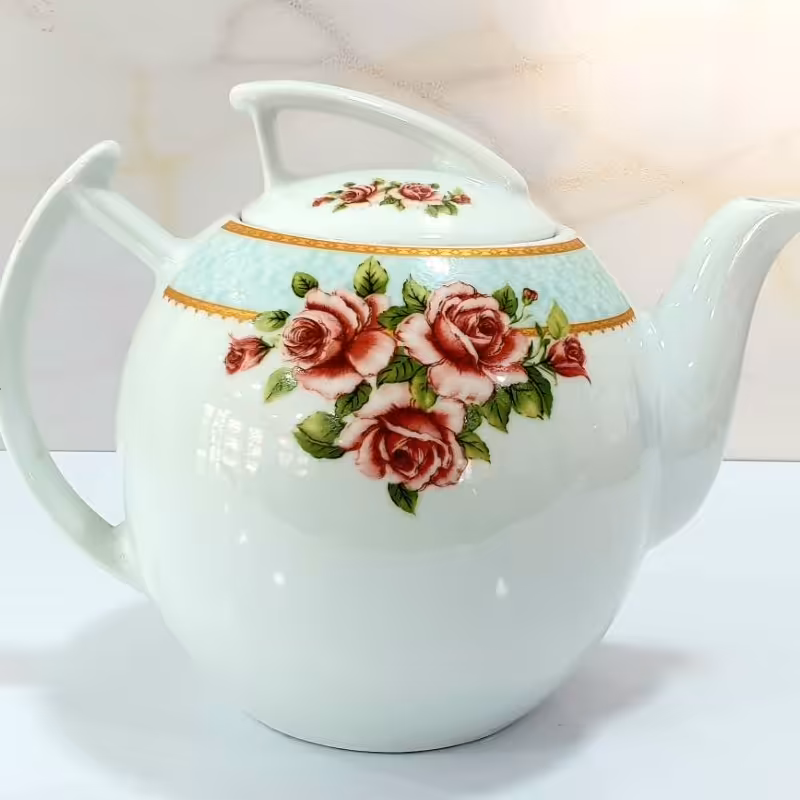 قوری فیروزه ای بزرگ در پلاسکو خورشید شب 