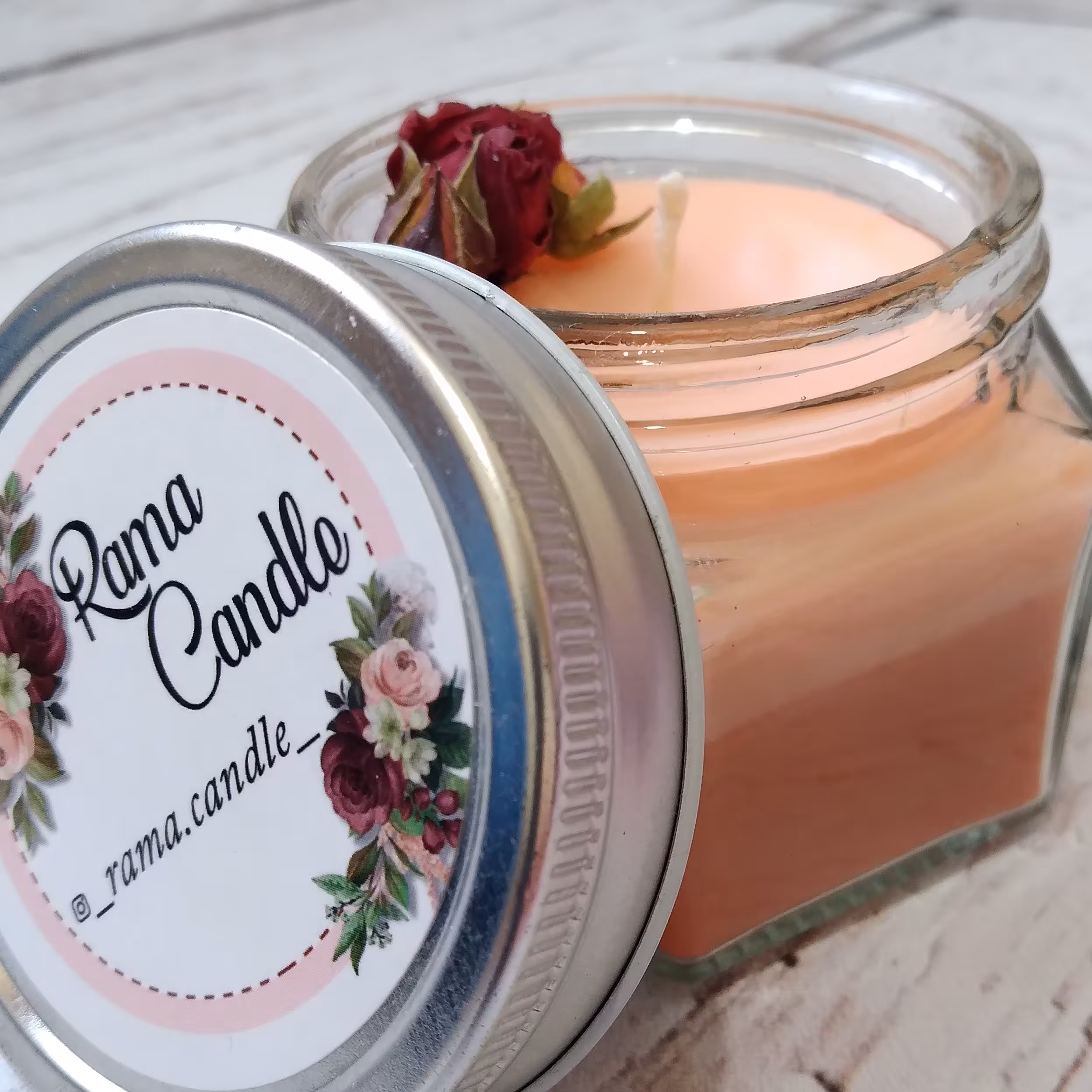 شمع شیشه‌ای شش ضلعی با تزیین گل نسترن