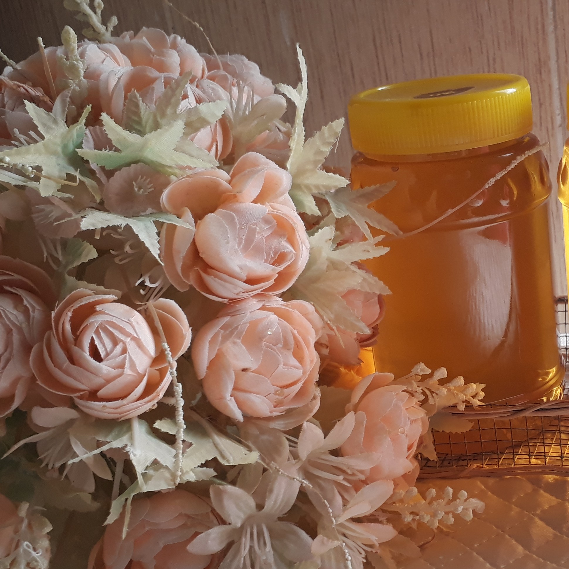 عسل ترنجبین با رنگی روشن و وزن 1000 گرم خوش طعم و به یاد ماندنی با کیفیتی بسیار خوب