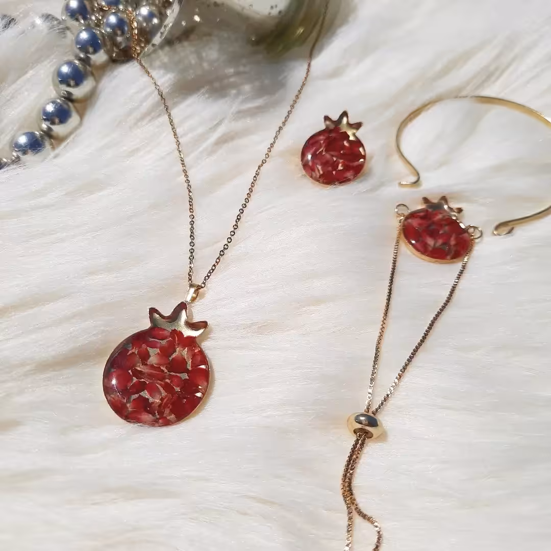 سرویس انار  کار شده با گل های  رز مینیاتوری