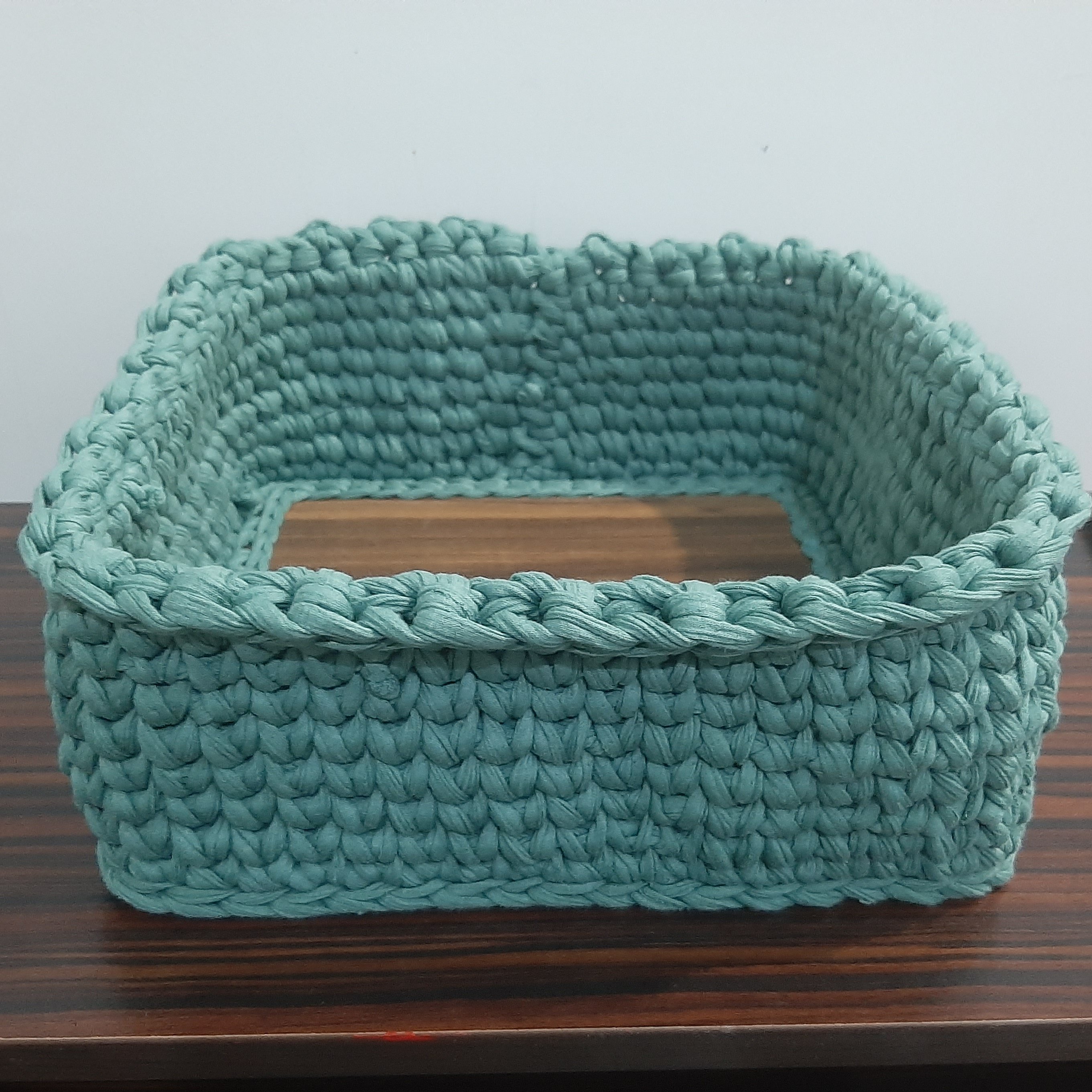 سبد تریکو مربعی با کفی چوبی