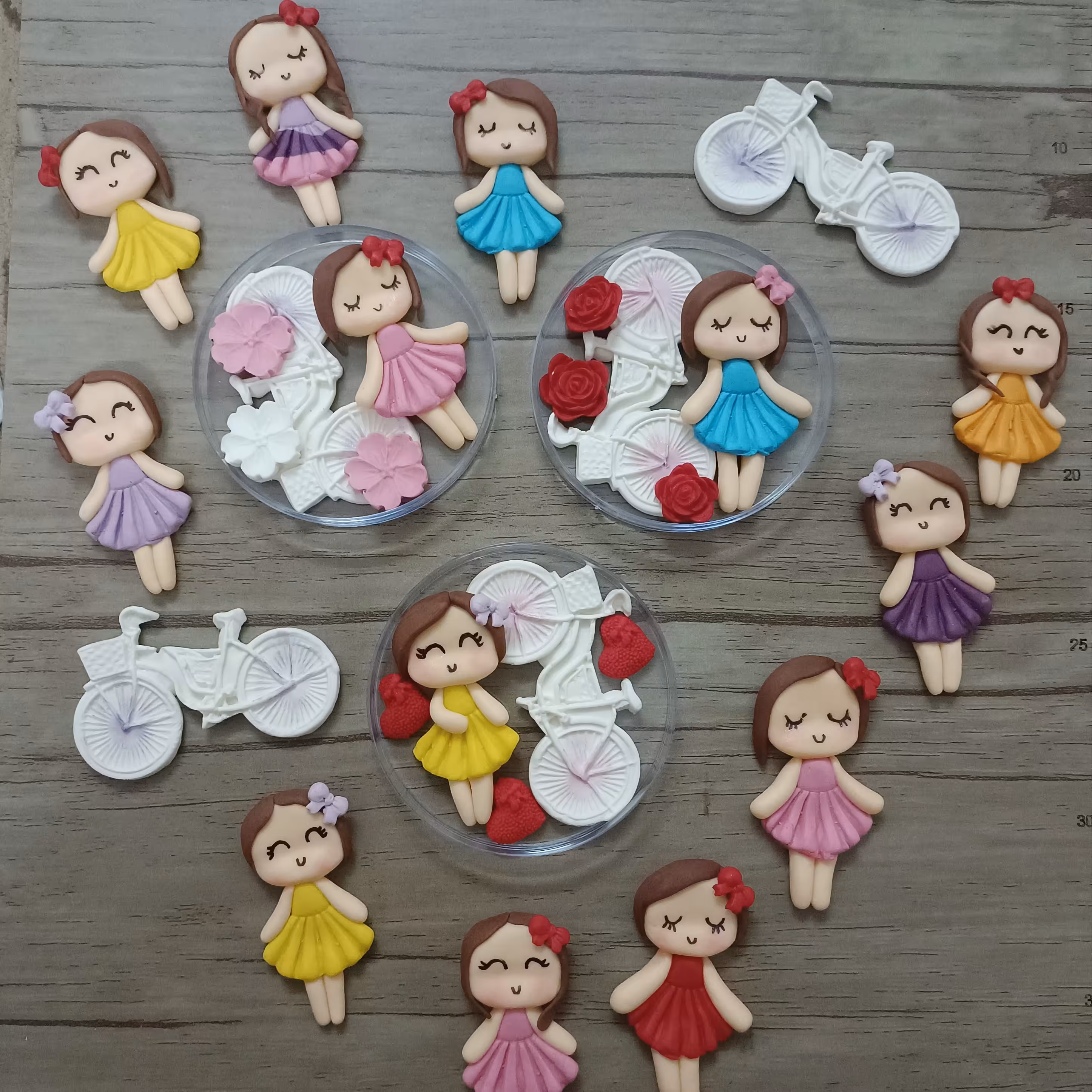 تاپر  دختر و دوچرخهفوندانتی ویژه تزئین کیک و دسر  و کاپ کیک .ارتفاع 7سانت 