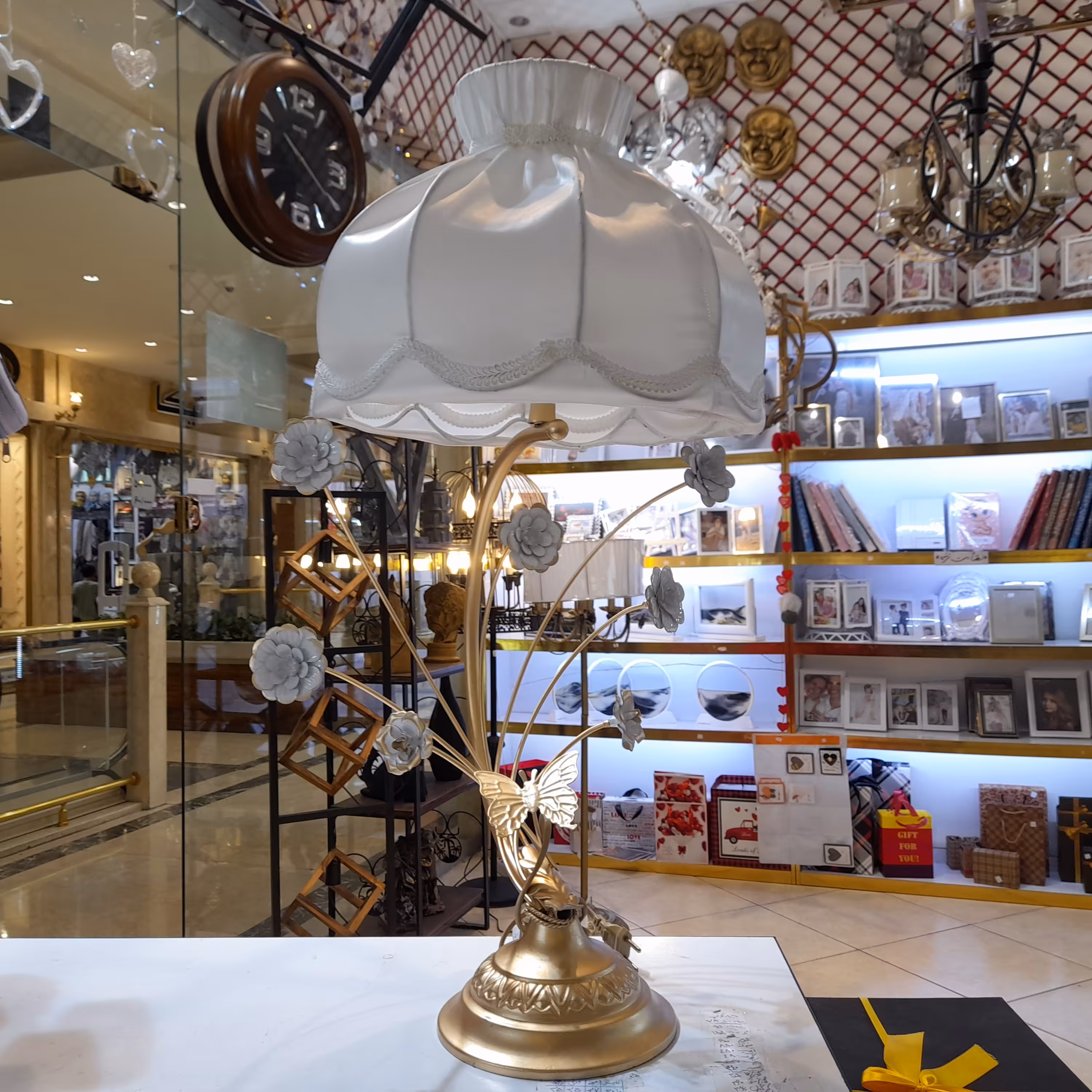 آباژور  گلدار با بدنه فلزی طلایی 