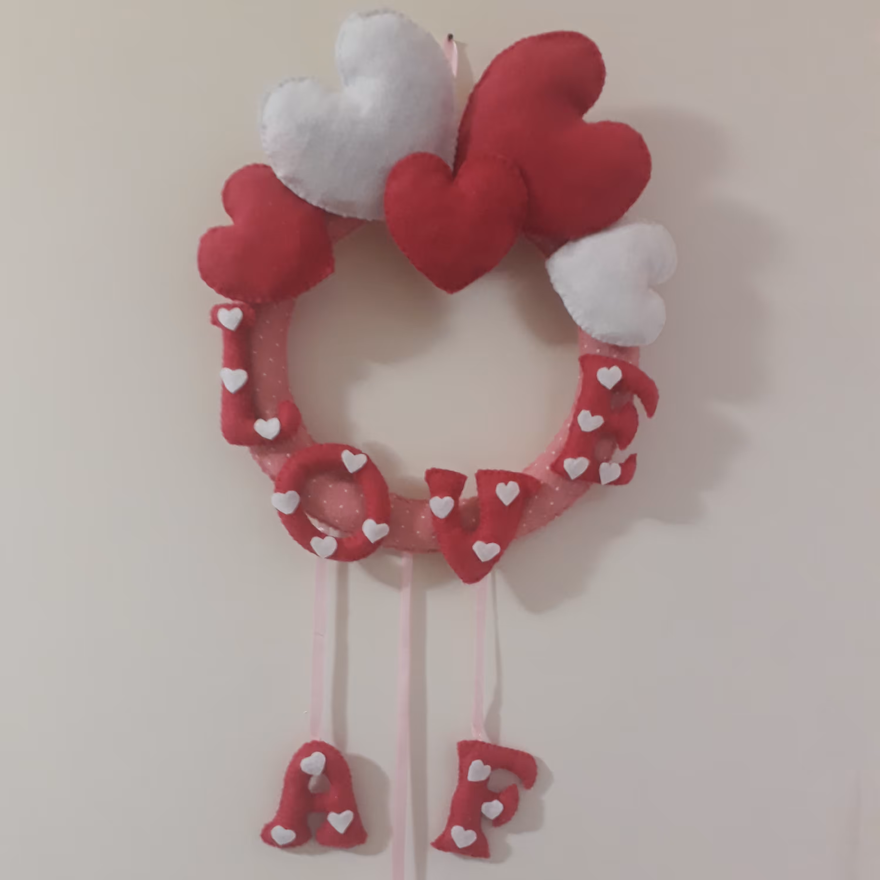 حلقه پشت دری قلب و لاو حروف مطابق سفارشتون هست هر حرفی که بخواید قابل سفارش هست کیفیت عالی