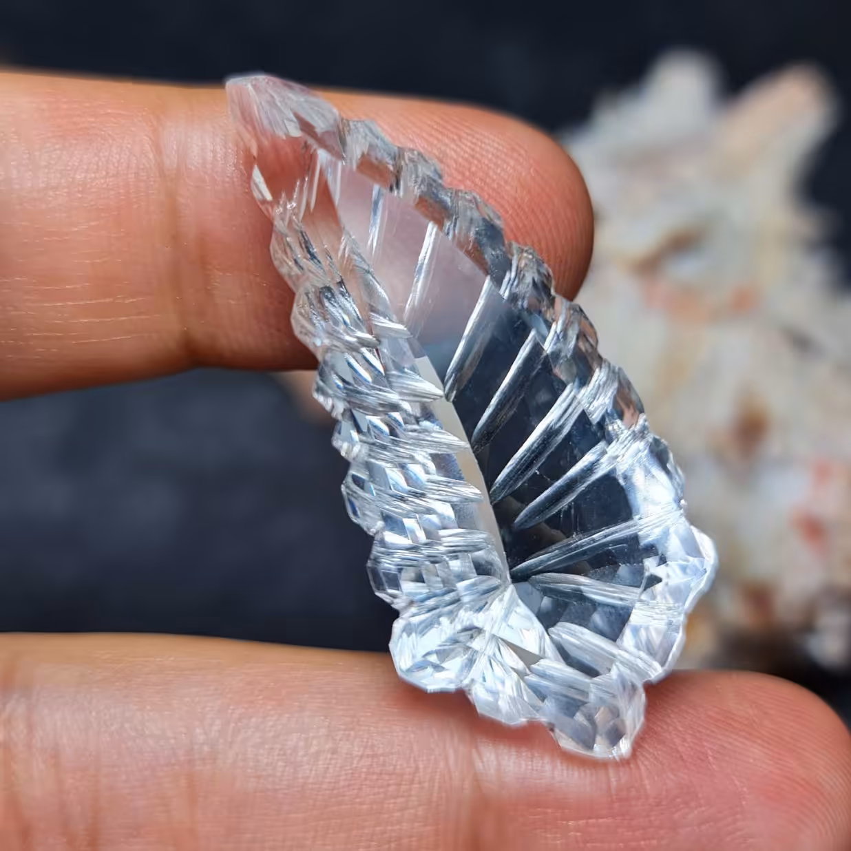 نگین فوق العاده زیبای سنگ کوارتز پاک آفریقایی با تراش فوق العاده زیبای تایلندی و وزن 59قیراط
کد 28150