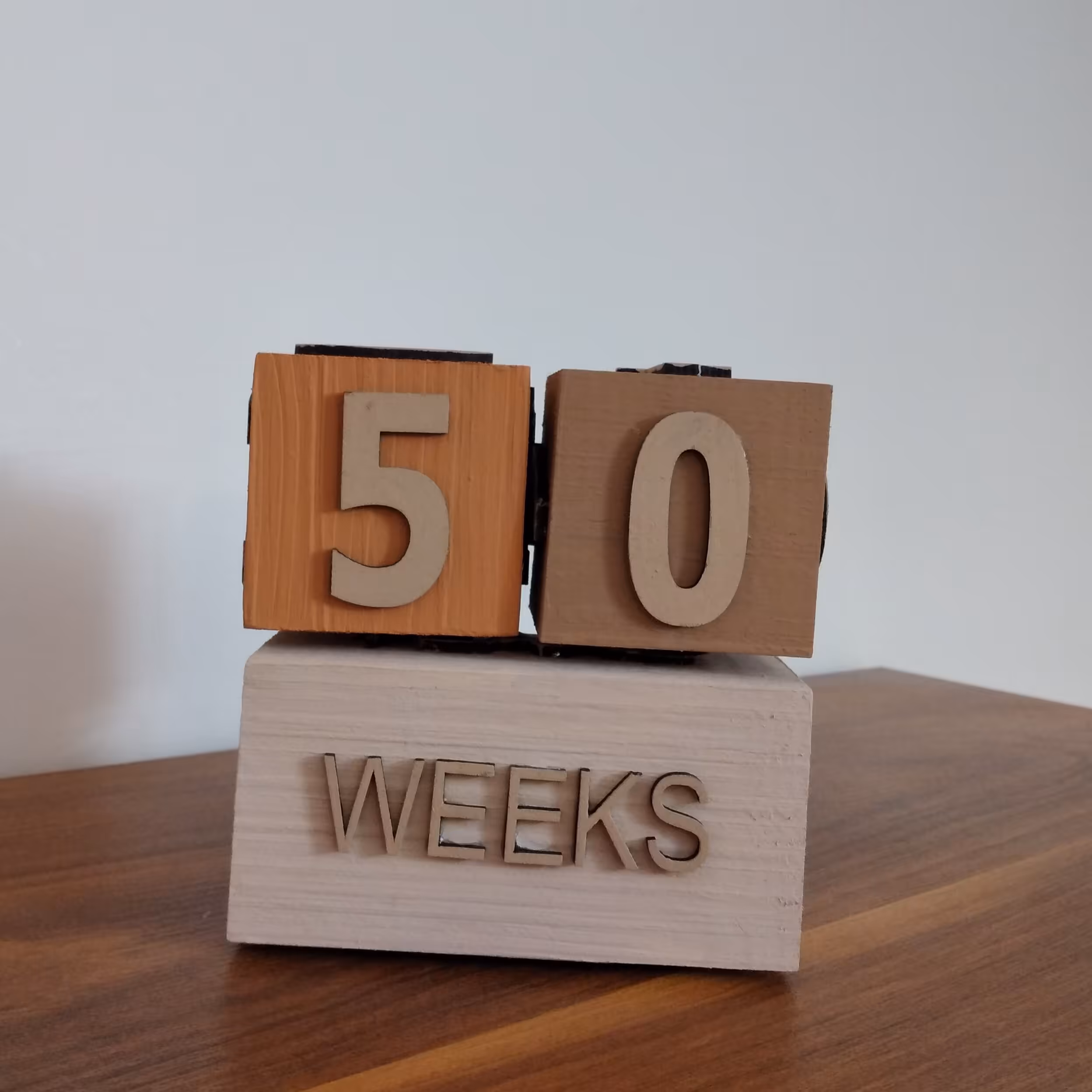 گاهشمار از جنس چوب روس و حروف و اعداد چوبی. با رنگ آمیزی طبق سلیقه مشتری عزیز