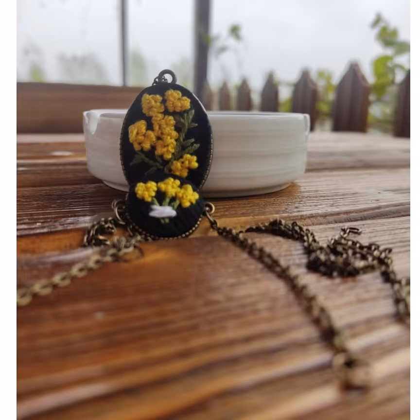 گردنبد و دستبند  گلدوزی شده طرح گل