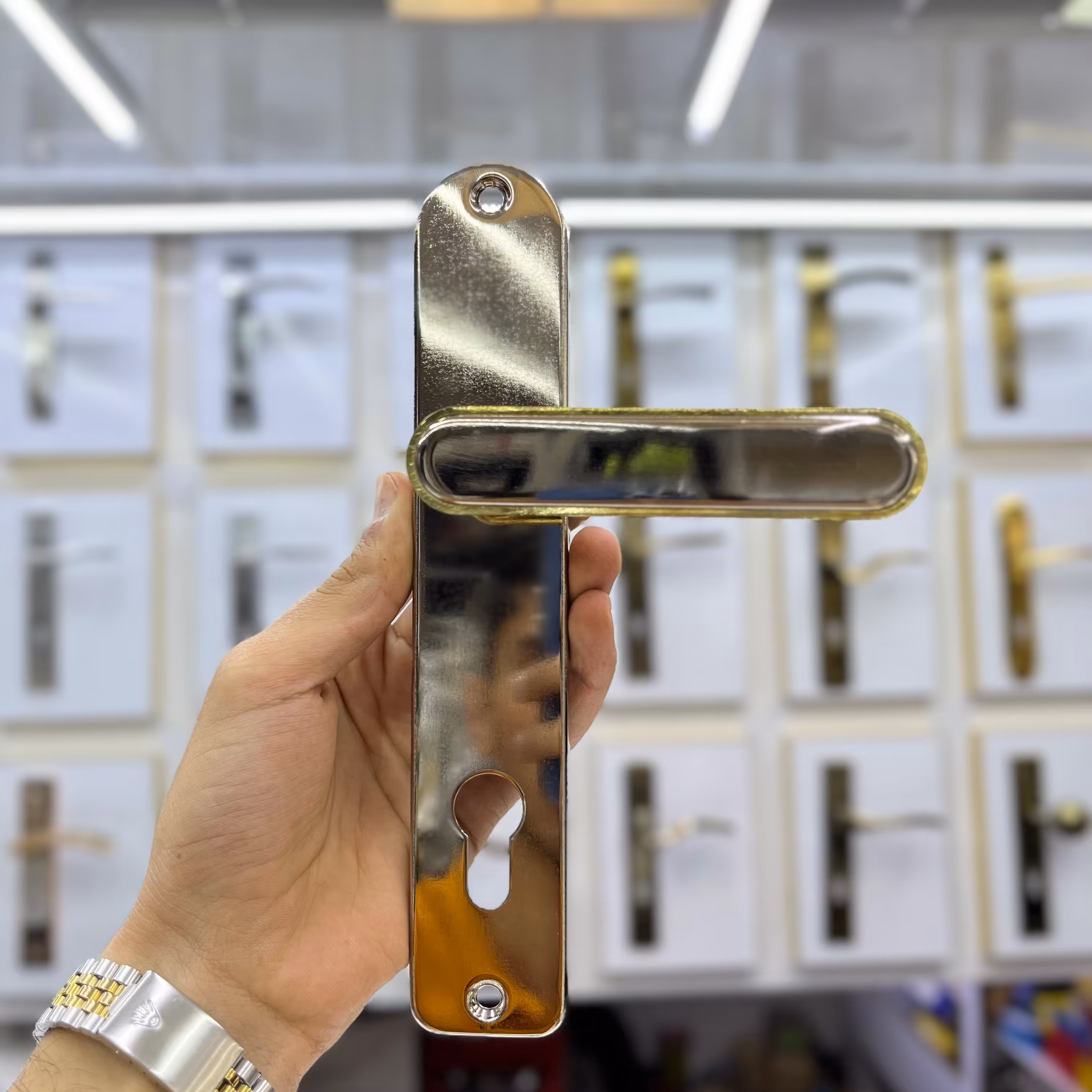 دستگیره درب سوئیچی دلتا