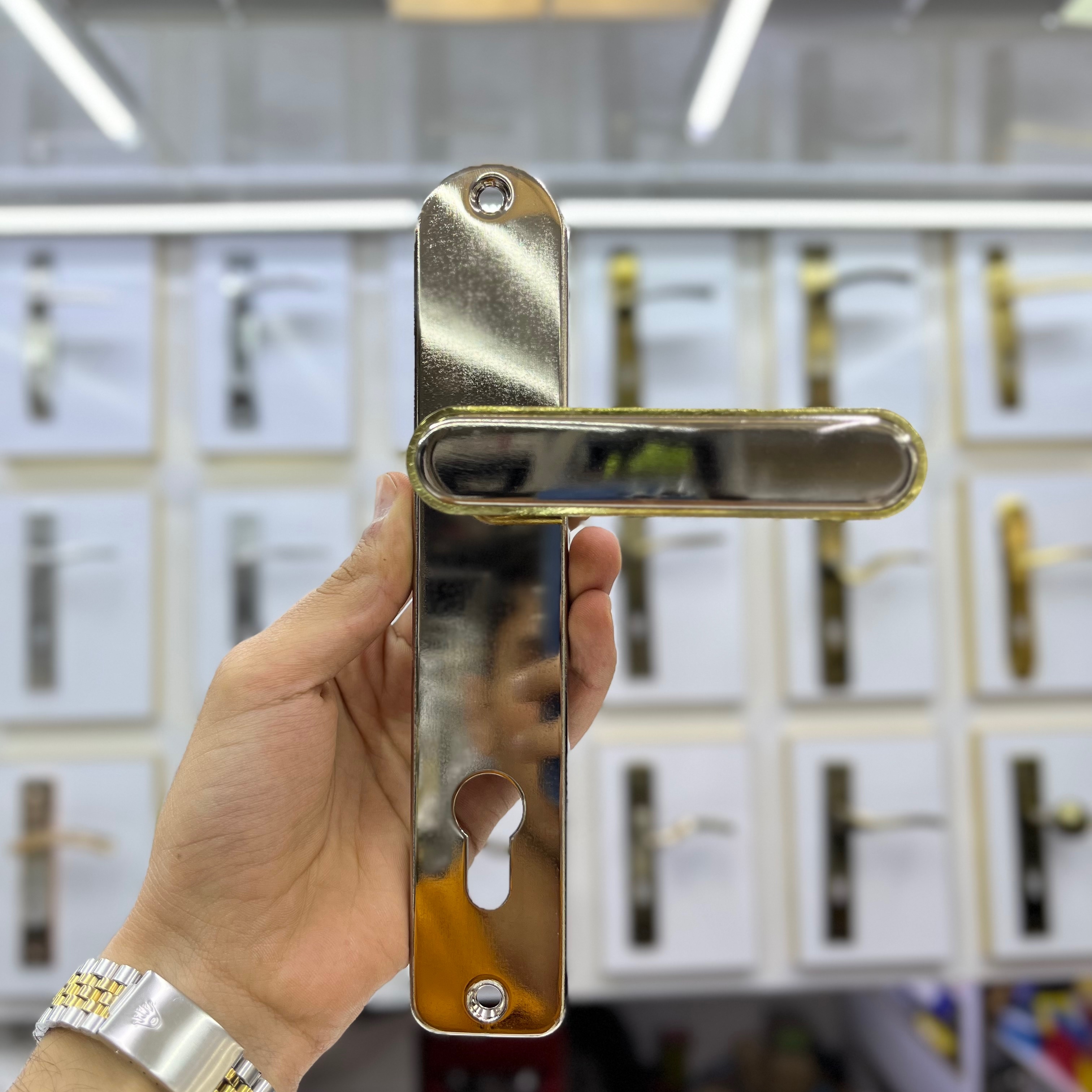 دستگیره درب سوئیچی دلتا