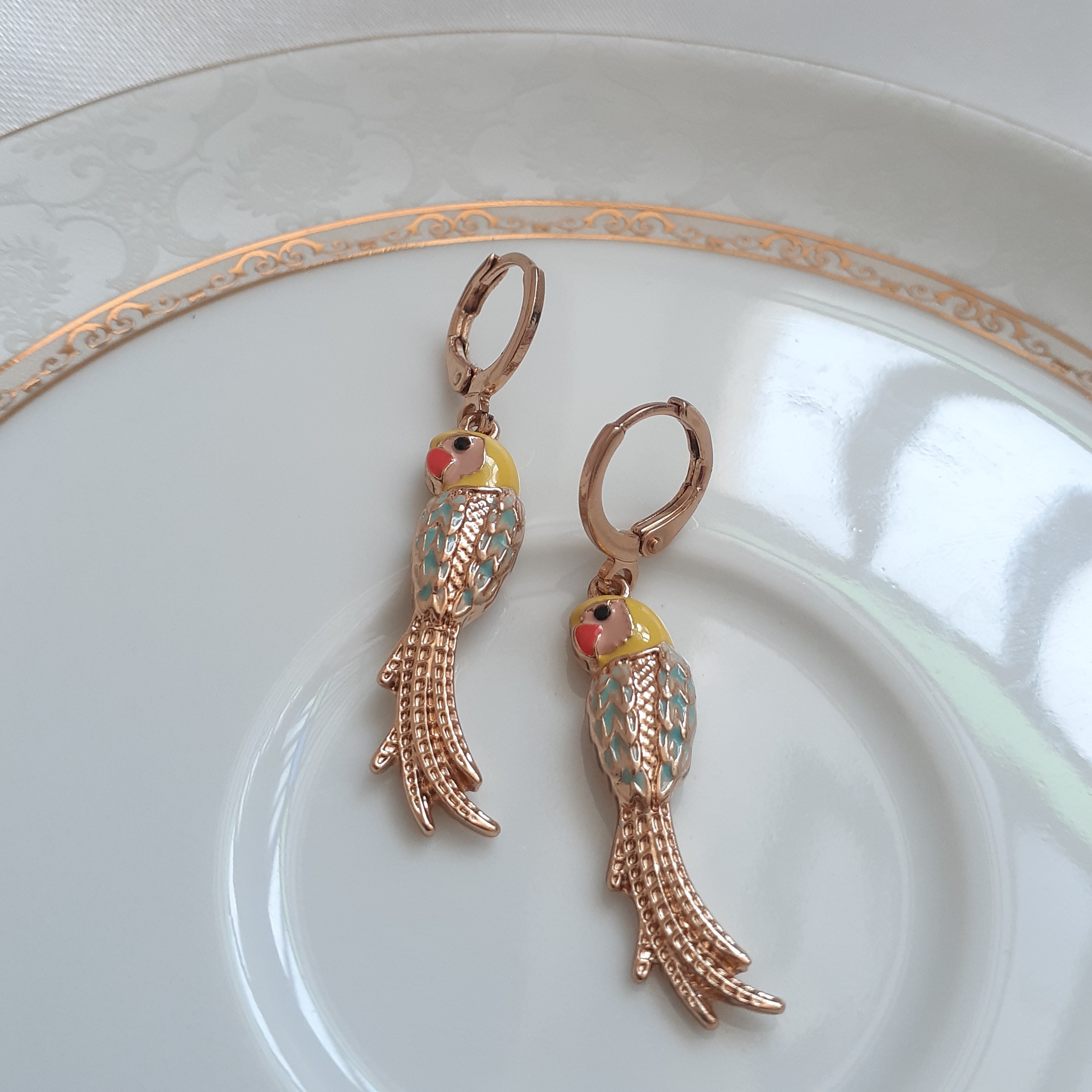 ایرکاف و گوشواره طرح طوطی رنگی زیبا. ایرکاف نگینی