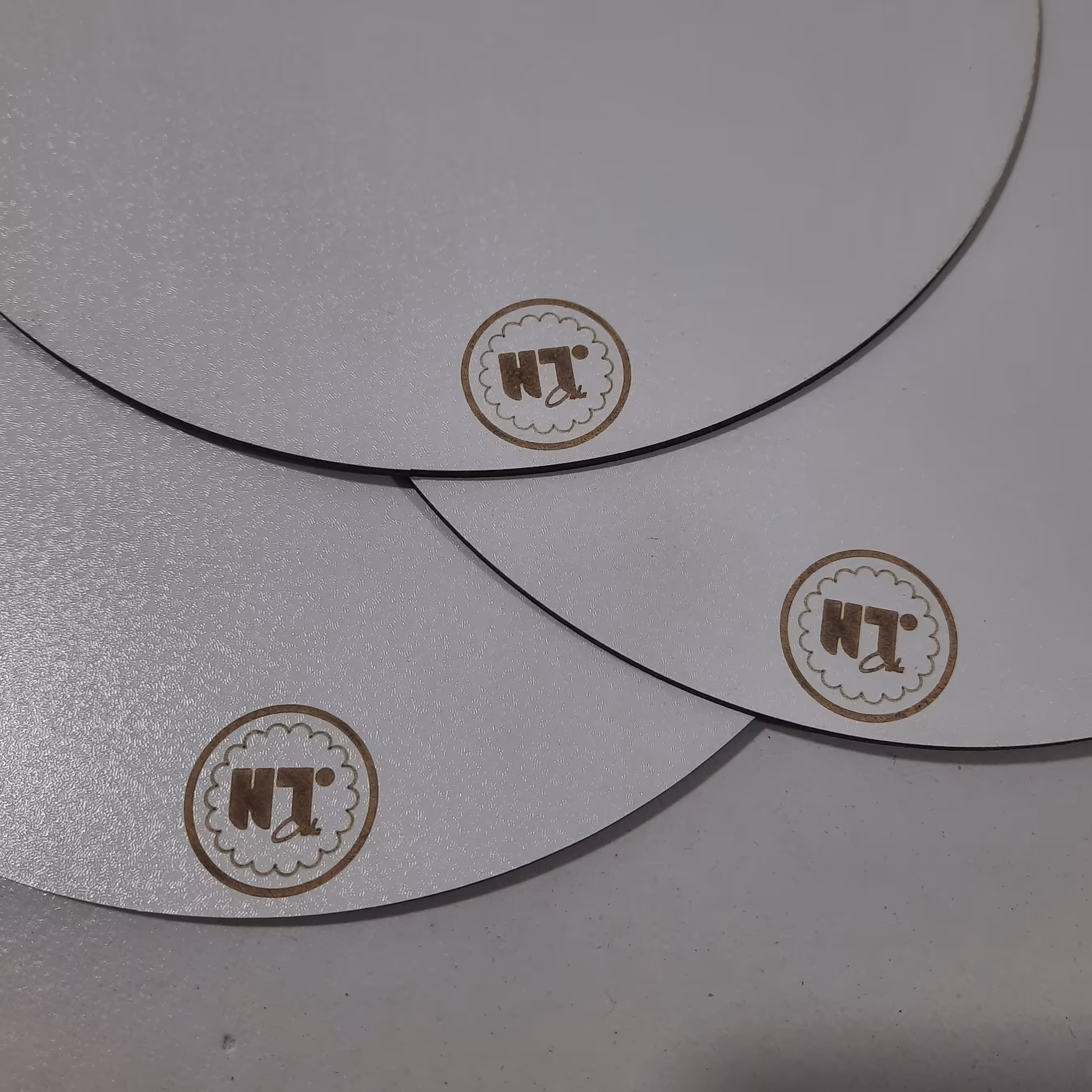 سینی کیک سایز 26 ضد آب برای کیک خانگی در بسته 10 عددی  بدون رد رنگ خامه رنگ سفید 