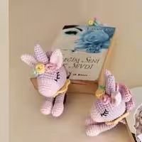 نشانه گذار دستبافت تک شاخ بامزه با سایز 20 سانت و قابل سفارش در رنگبندی دلخواه شما