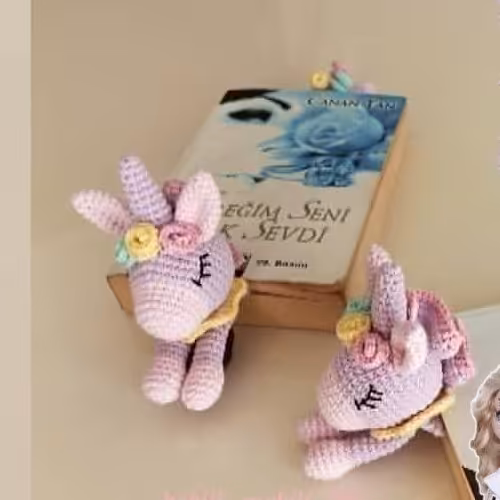 نشانه گذار دستبافت تک شاخ بامزه با سایز 20 سانت و قابل سفارش در رنگبندی دلخواه شما