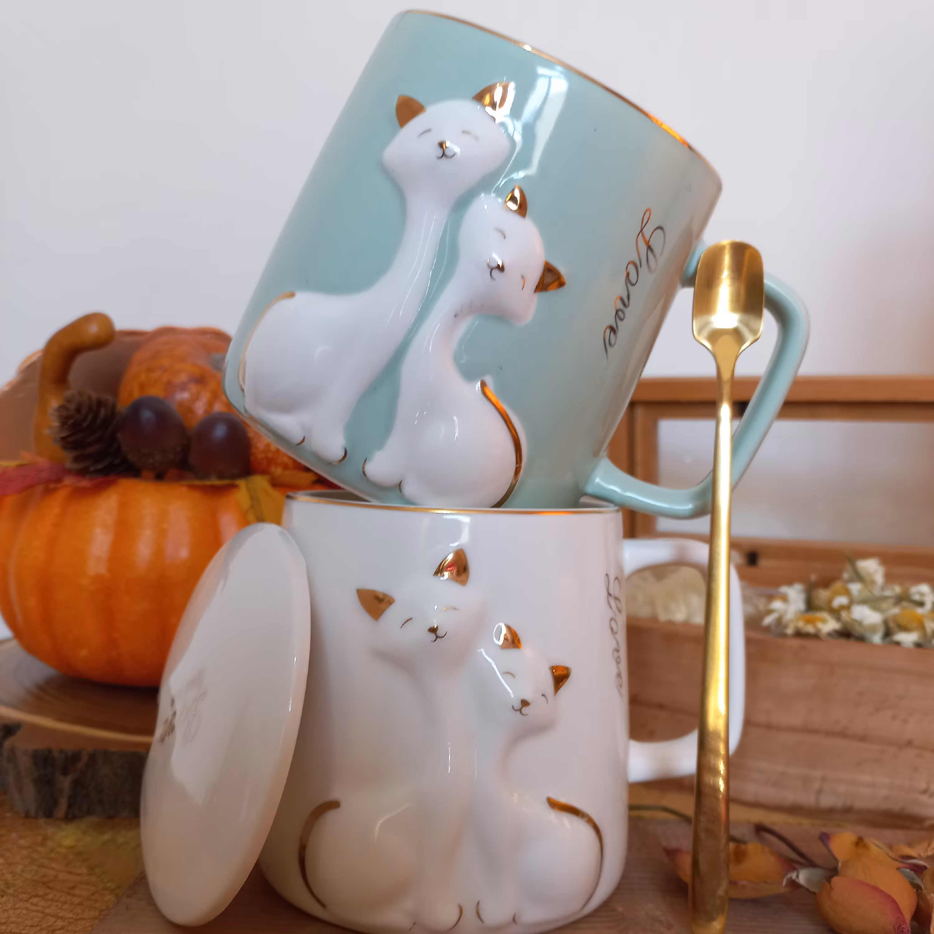 ماگ درب دار  پیشی لاو-دارای قاشق استیل - جنس از سرامیک عالی و رنگ رویه بسیار با کیفیت - طلاکوب شده - حجم 300 میل