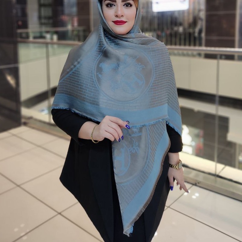 روسری نخ ابریشم ژاکارد دو رو لمه دار
طرح کالسکه