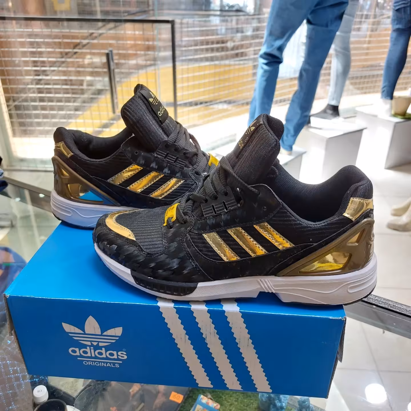 کتونی مشکی طلایی پسرانه و دخترانه آدیداس مدل zx8000