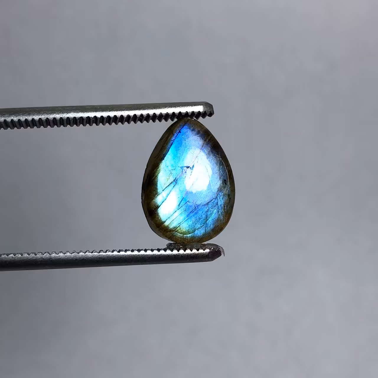 نگین لابرادوریت طبیعی اشکی درخشش آبی 240670