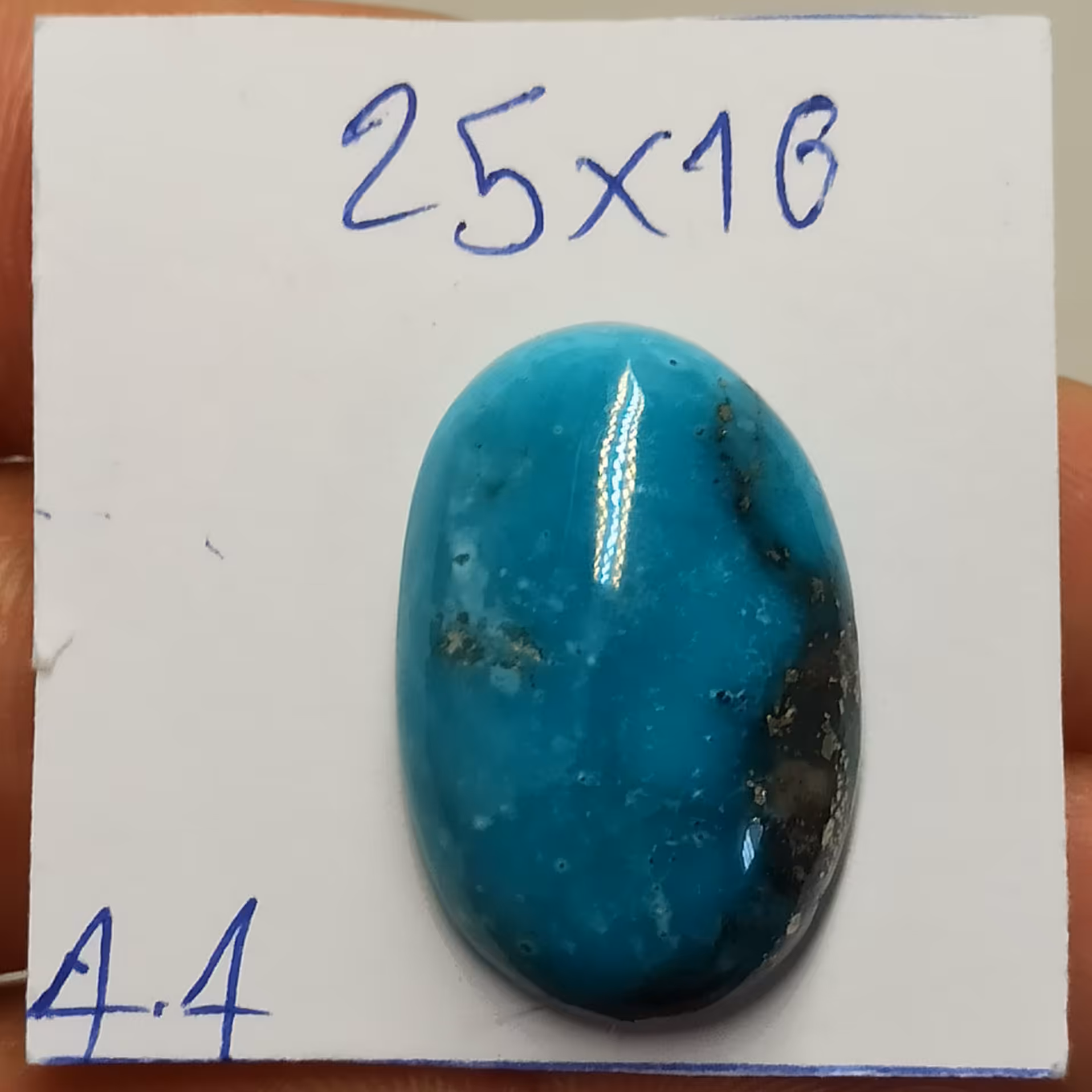 سنگ فیروزه طبیعی مقاوم شده  سایز 2/5سانت با رگه های پیریت طلایی 