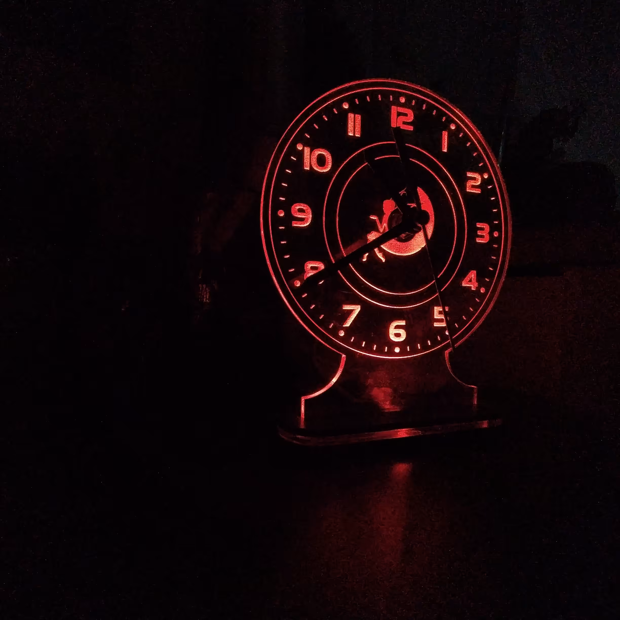 ساعت رومیزی آرام گرد زیبا از جنس چوب و پلکسی همراه با نور پردازی ال ای دی در رنگ دلخواه