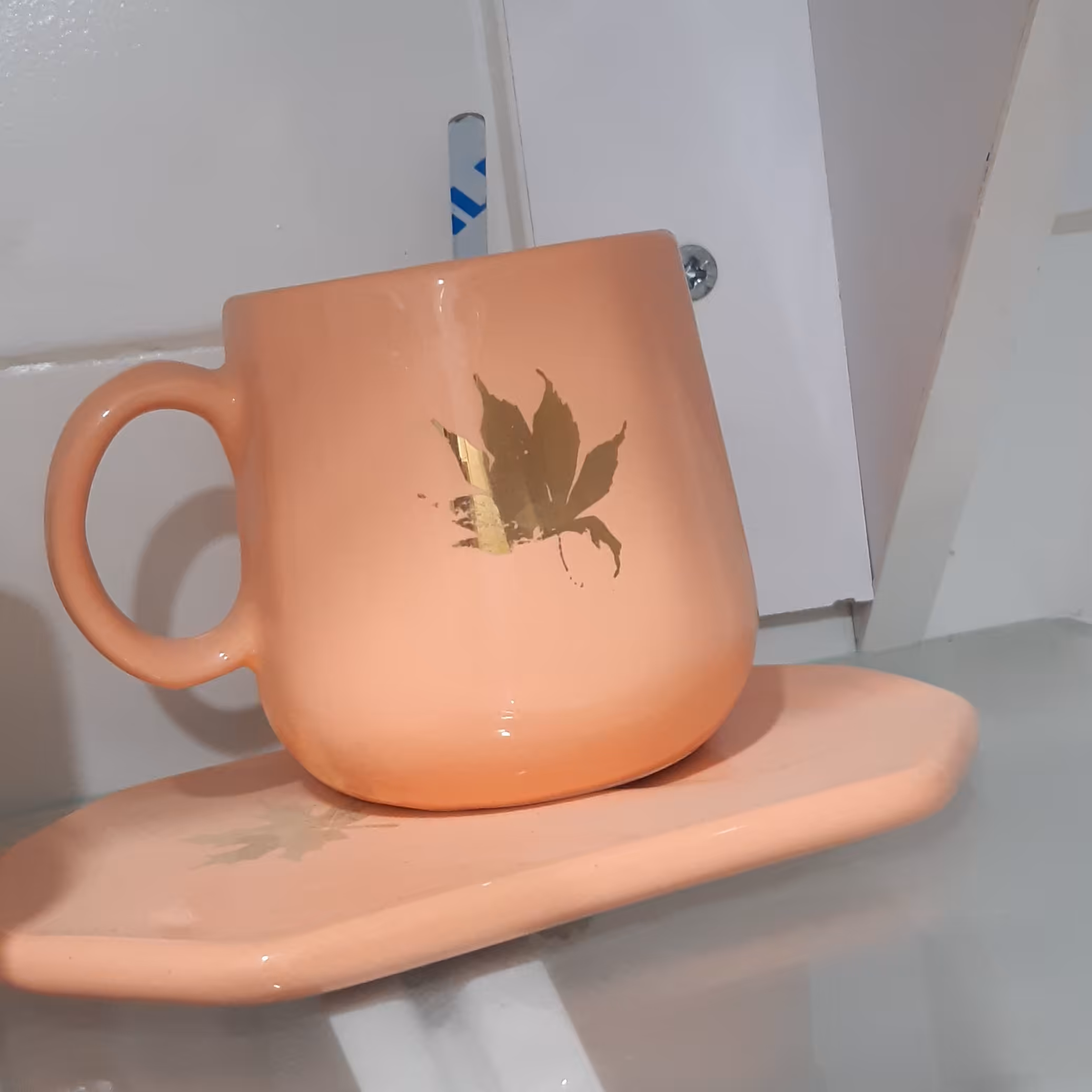 ماگ هشت ضلعی همراه زیر لیوانی هشت ضلعی و قاشق چای خوری