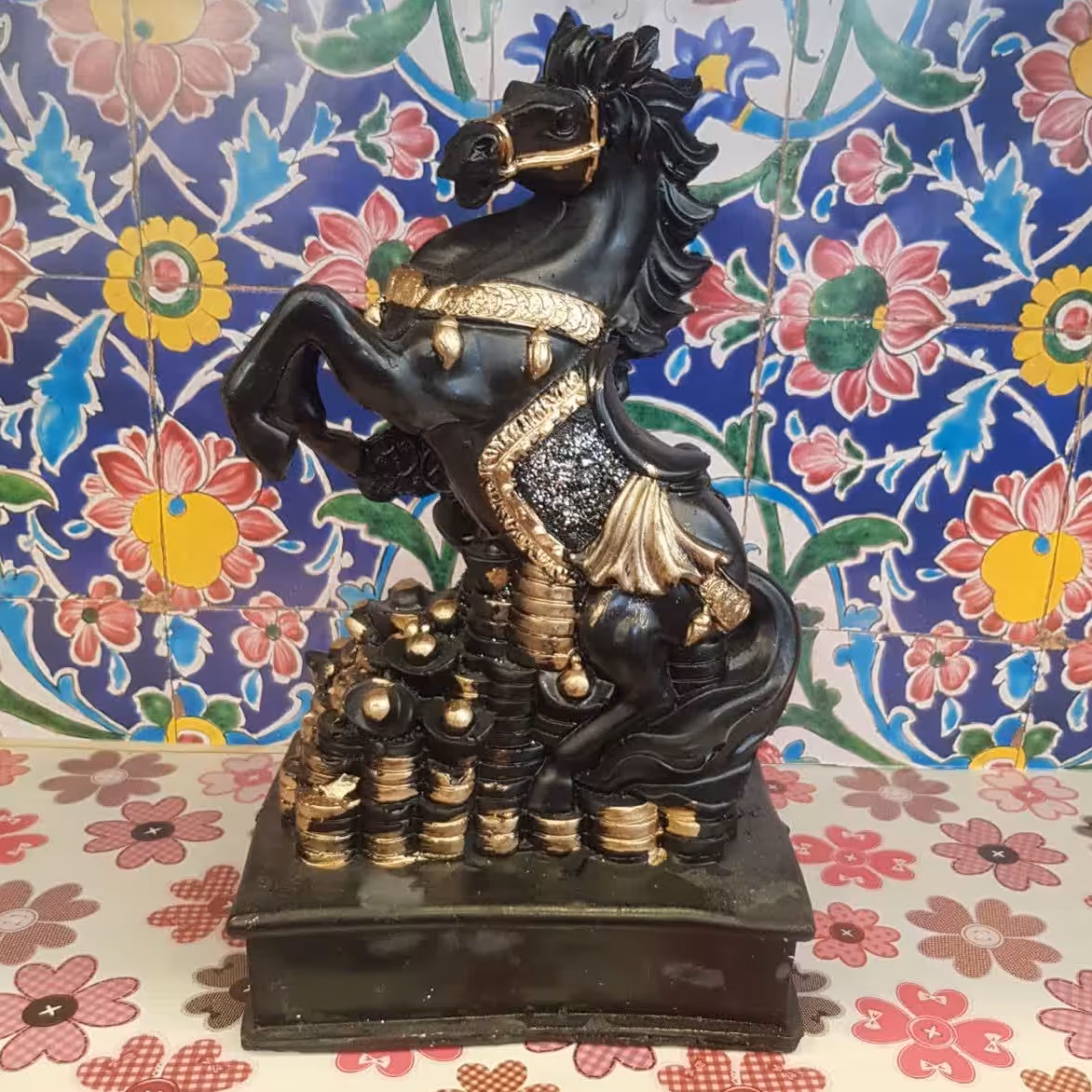 مجسمه اسب سکه ای در رنگ مشکی جنس گچ کار دست و زیبا