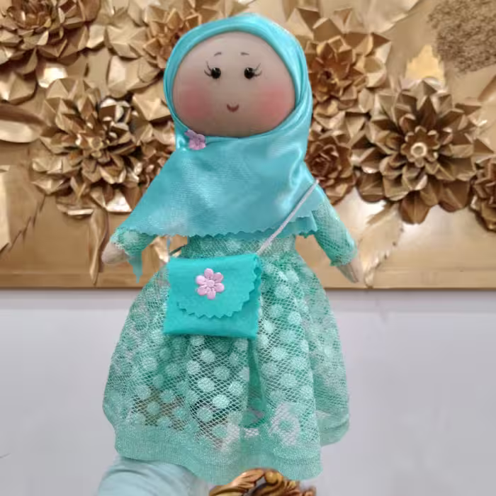 عروسک فیروزه ای باحجاب با کیف 