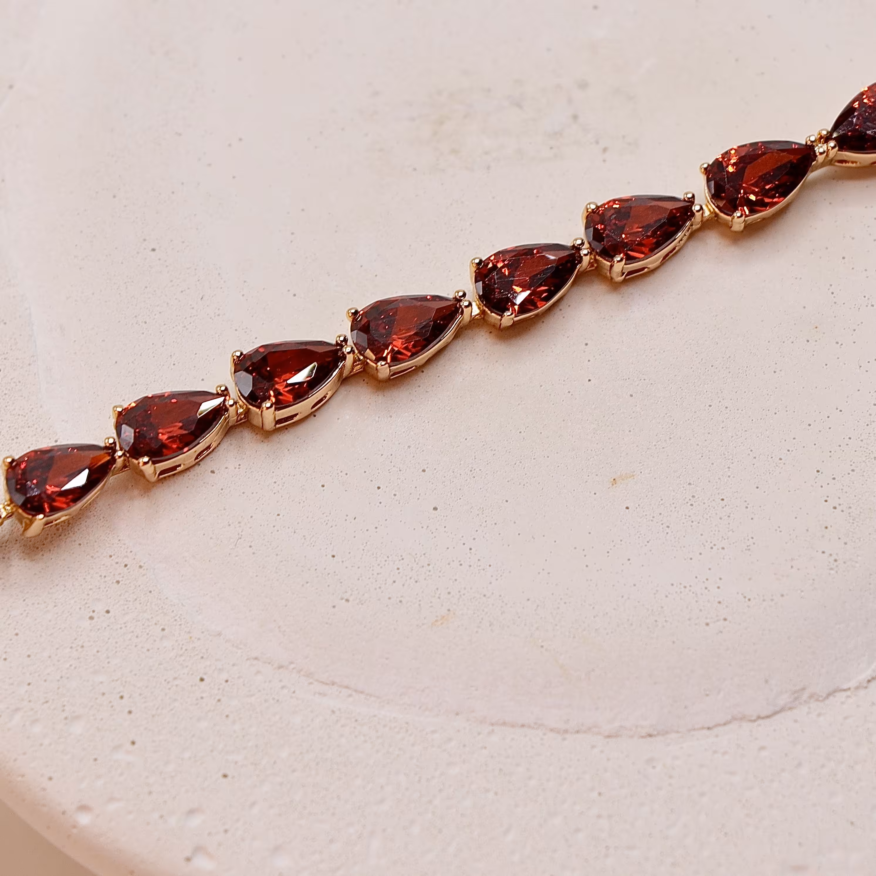 دستبندژوپینگ با نگین اشکی قرمز رنگ ثابت کد2985