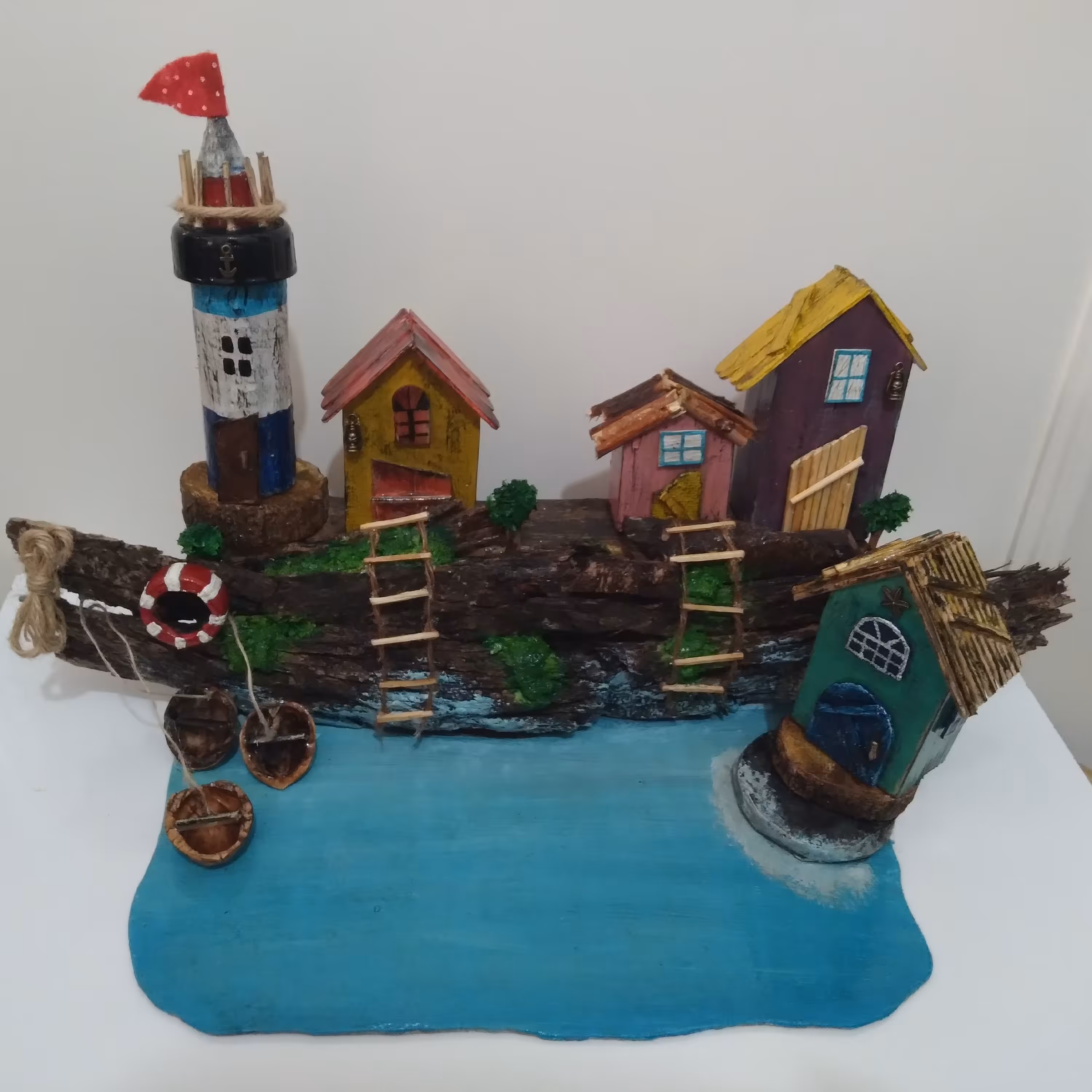 دست سازهای کوچک من  کلبه های کنار دریا 
فانوس دریایی  محصولی از ستاره چوبی