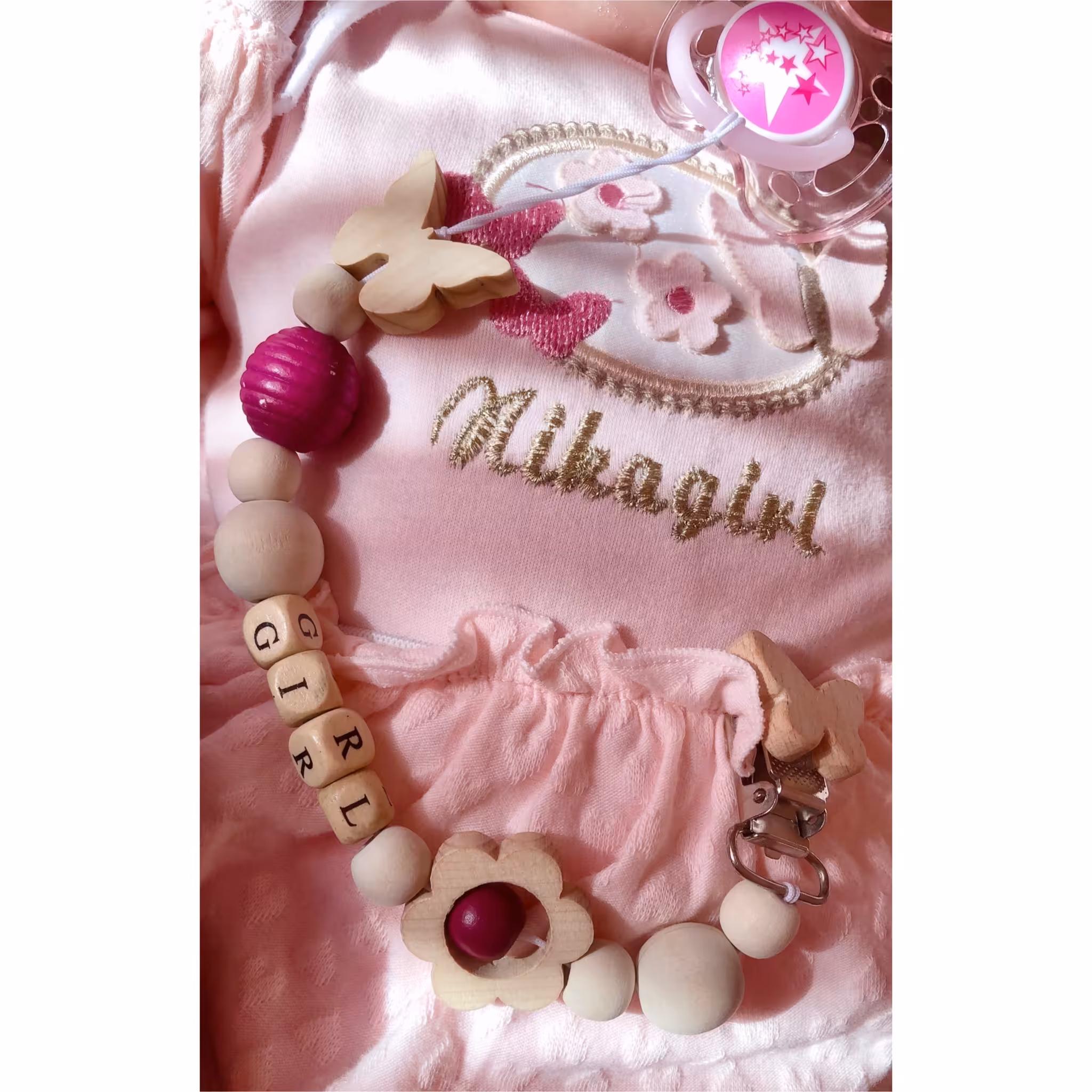 بند پستونک چوبی مدل پروانه با اسم نوزاد