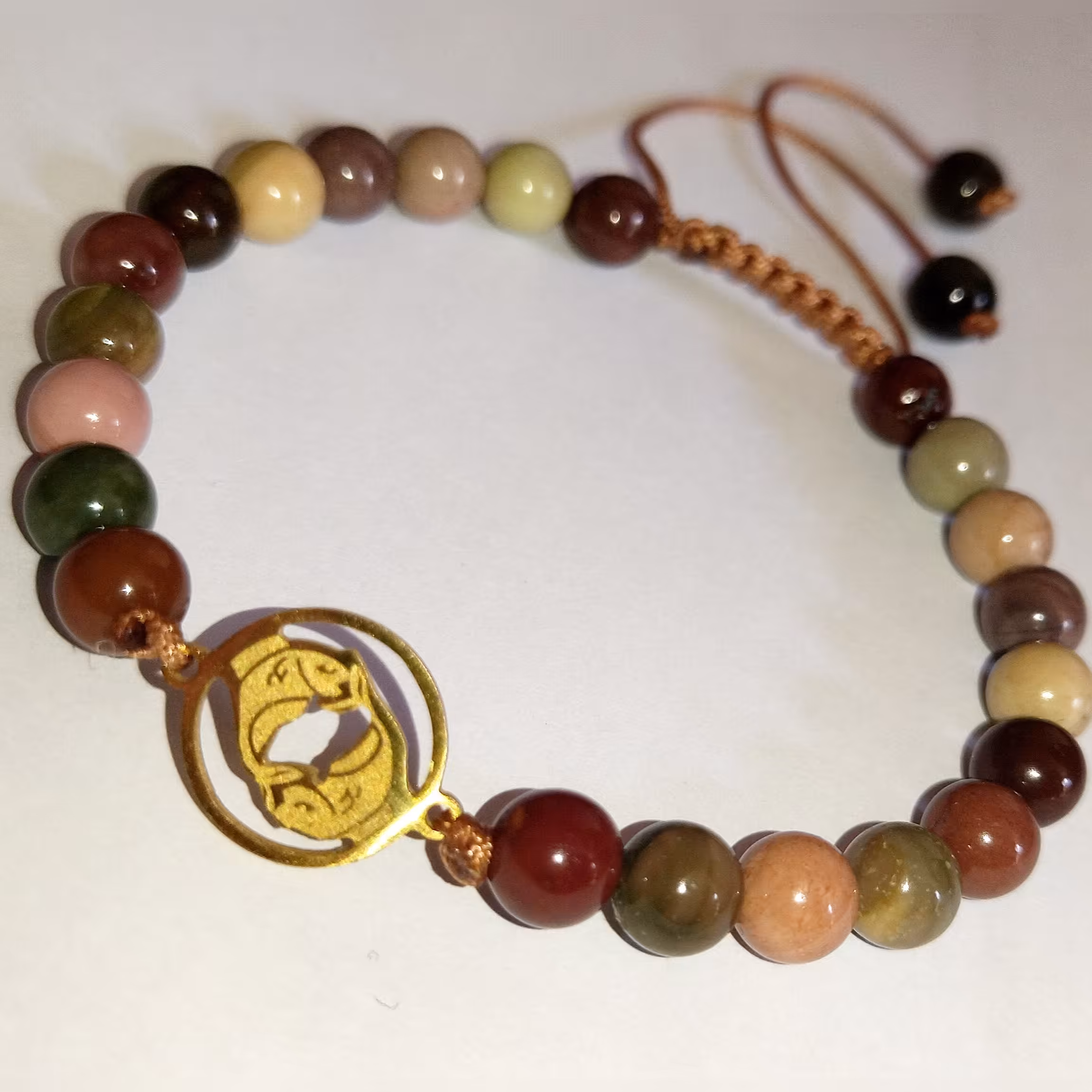 دستبند سنگ با کیفیت بسیار بالا و دارای پلاک ماه تولد 