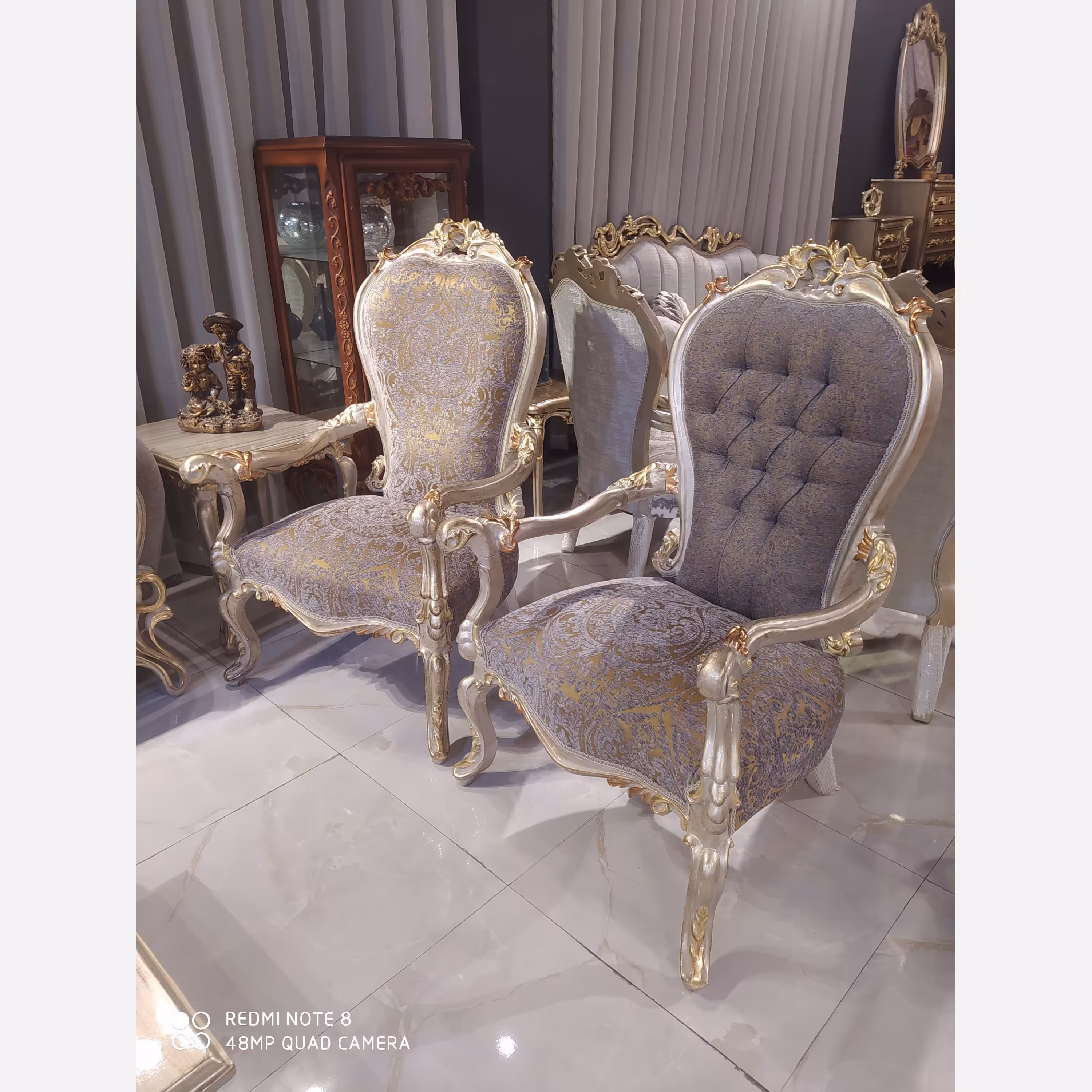 مبلمان کلاسیک 7نفره شامل کاناپه و چهار مبل تک به همراه جلومبلی ودوعسلی با پارچه نانو